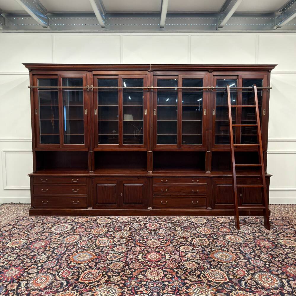 Bibliothèque classique en bois avec vitrine