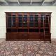 Bibliothèque classique en bois avec vitrine