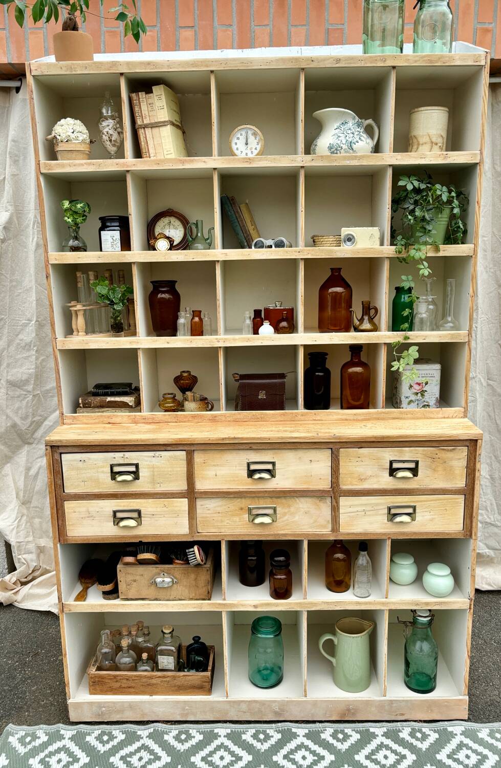 Trade furniture with lockers