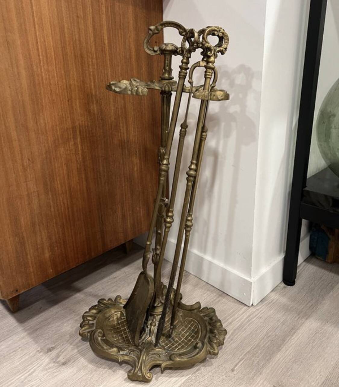 Necessary fireplace set in brass or bronze