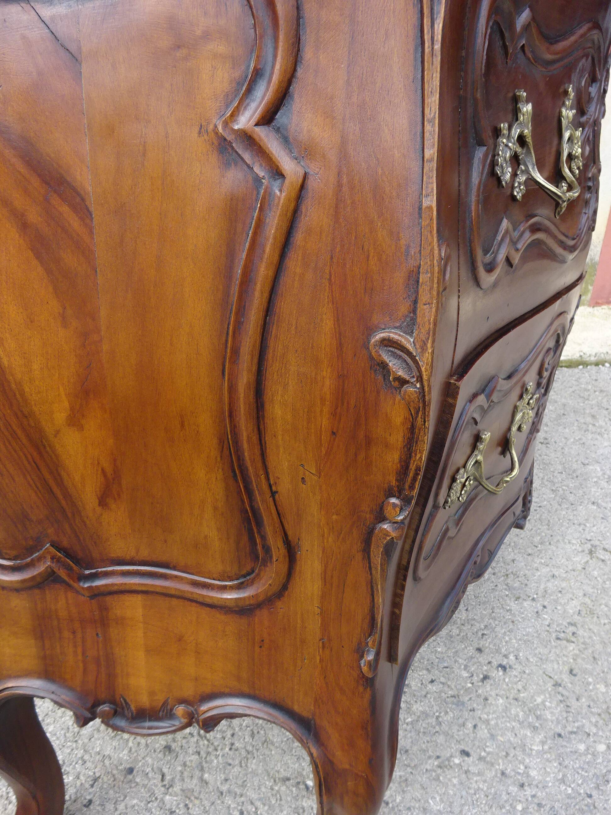 Commode galbée sur 3 faces, 1950s