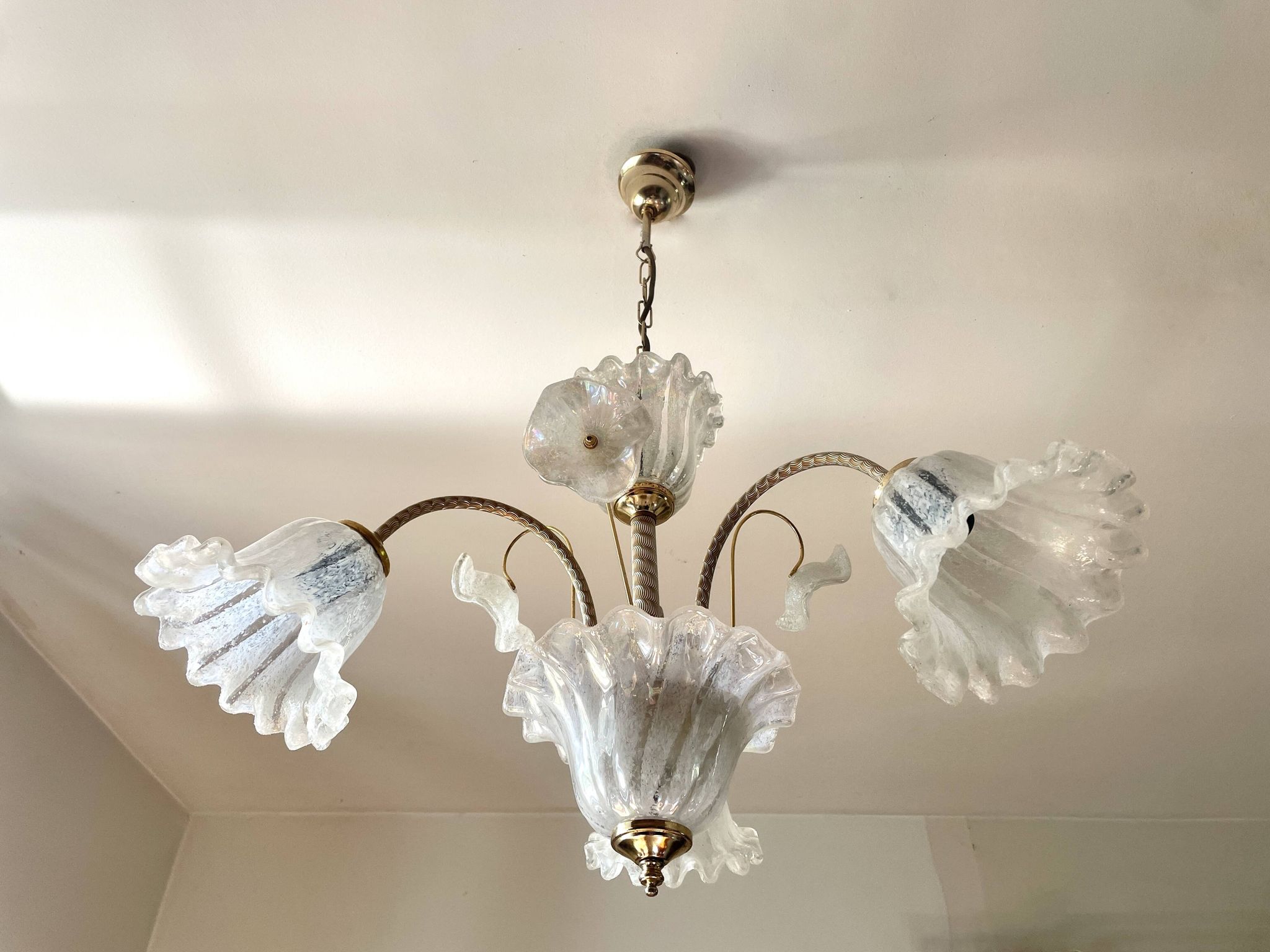 Murano chandelier with 3 iridescent flowers, 1980.