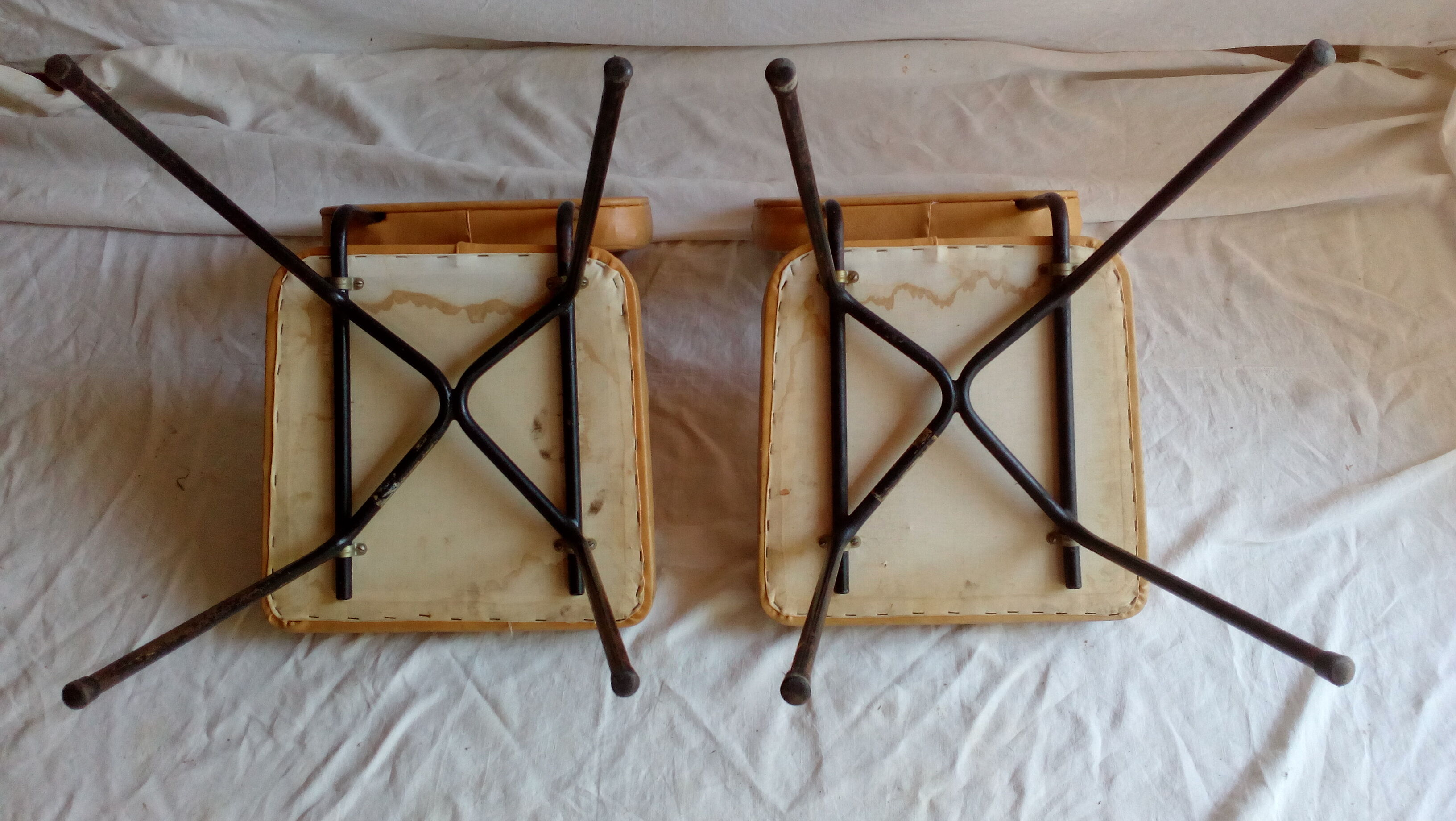 Set of 2 chairs airborne