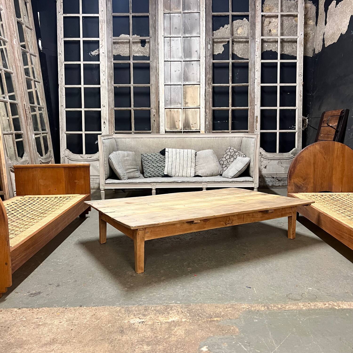 Table basse de ferme rustique brutaliste