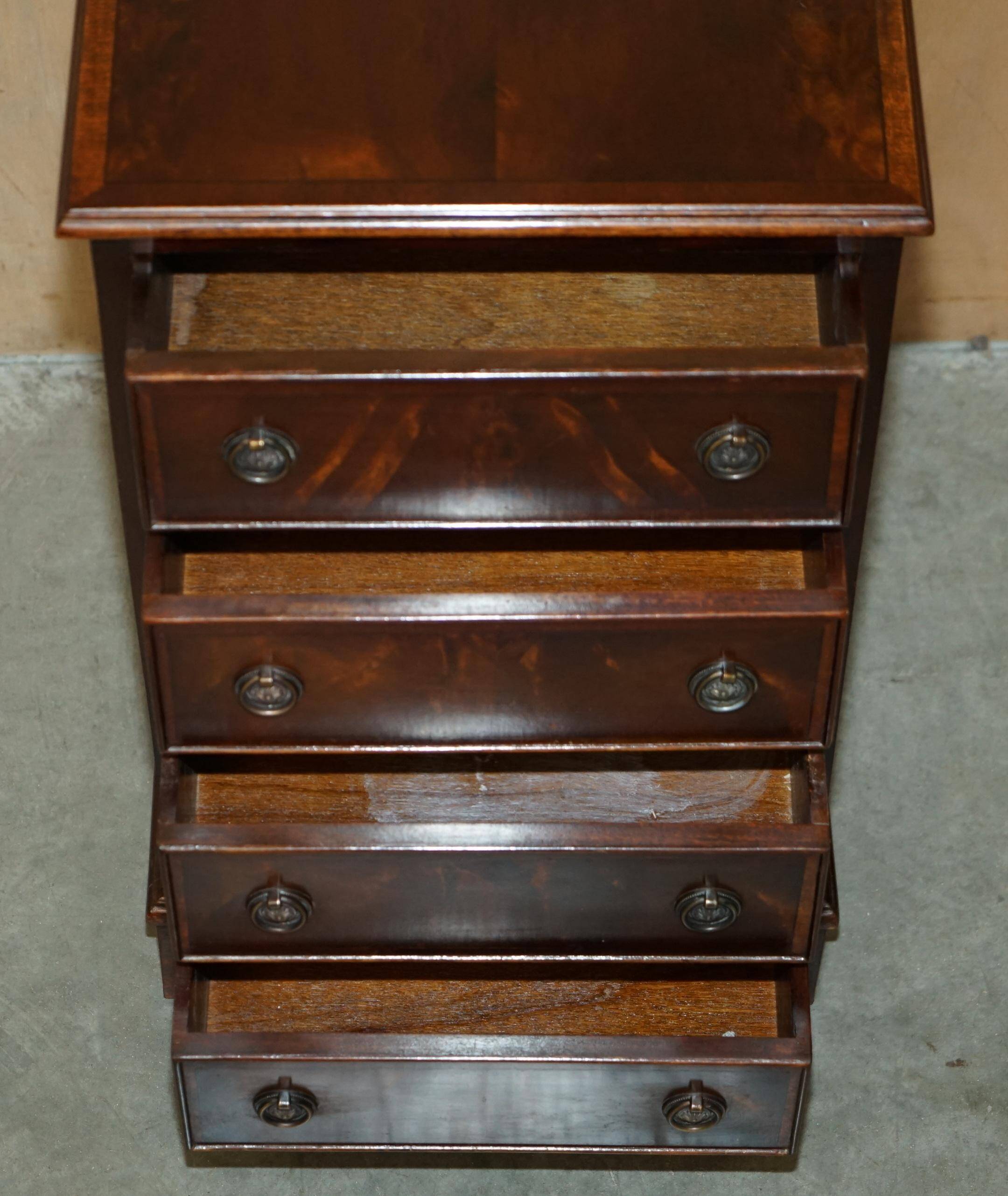 Paire de commodes françaises en bois dur flammé poli
