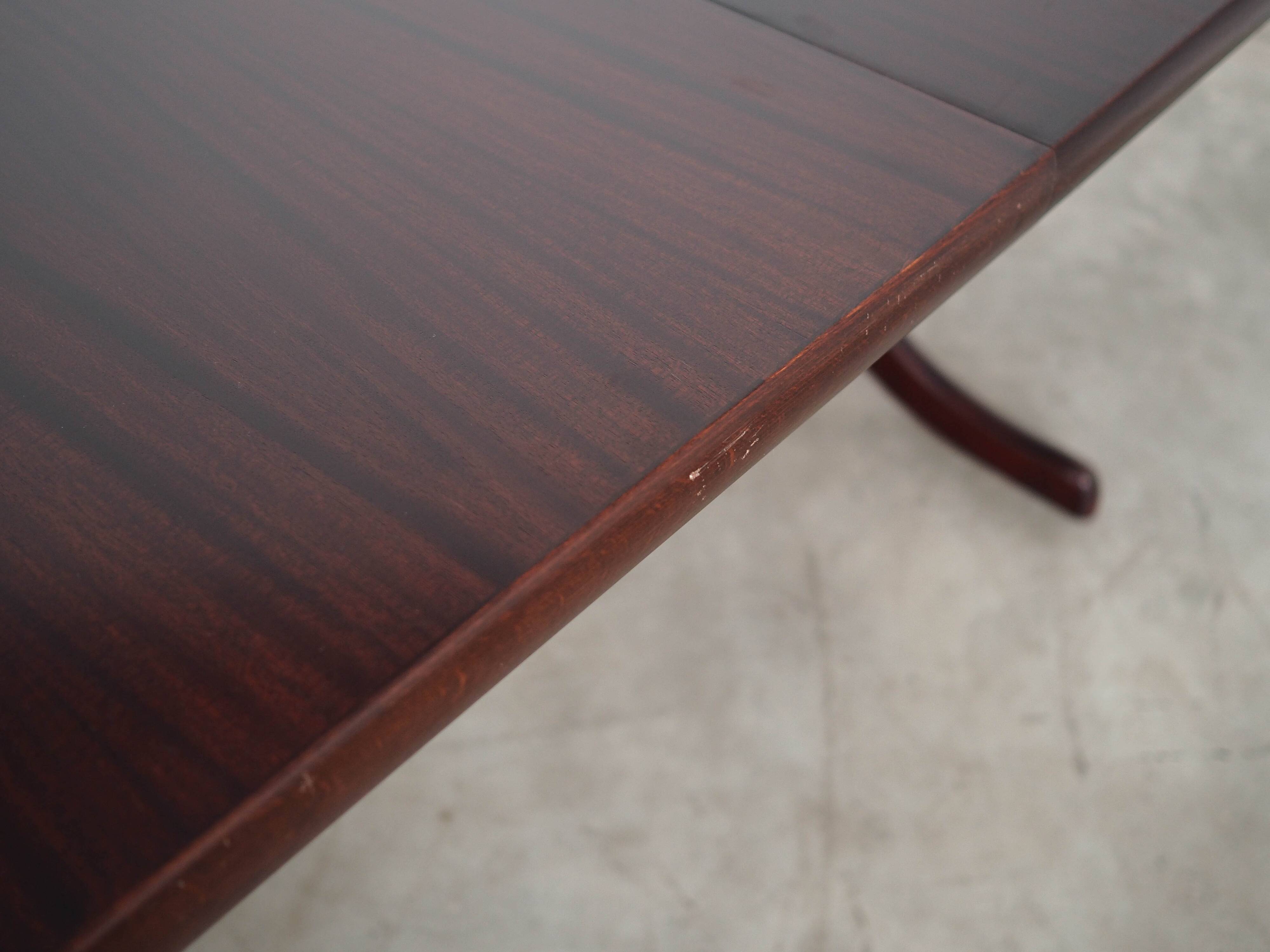 Round mahogany table, Danish design, 1970s, manufactured in Denmark