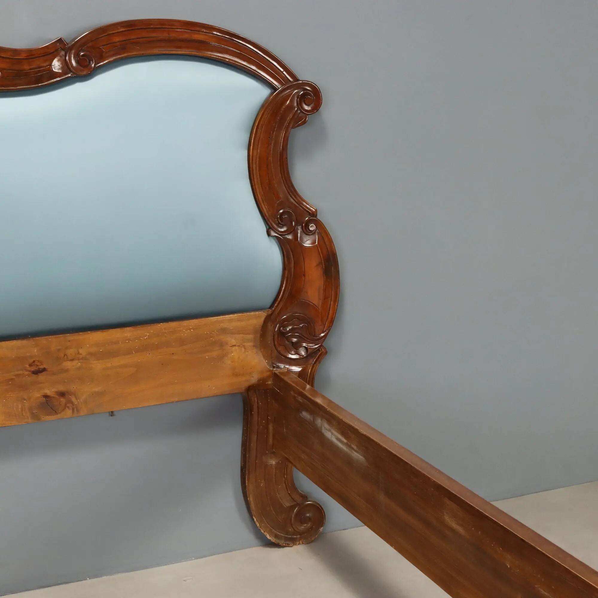 Antique Louis-Philippe bed in carved walnut, Italy, 19th century.