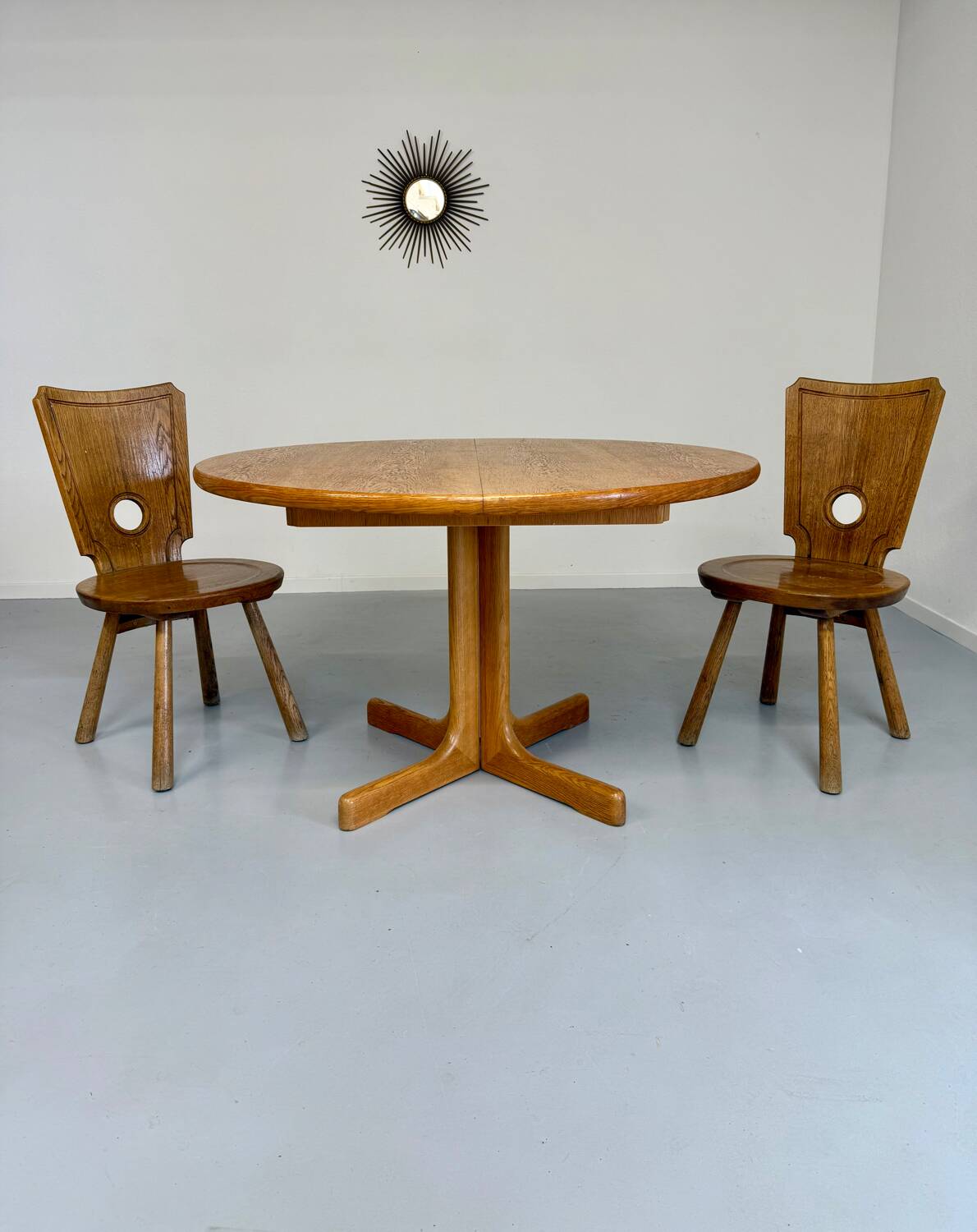 Antique round Scandinavian dining table from the 70s with 1 solid wood extension