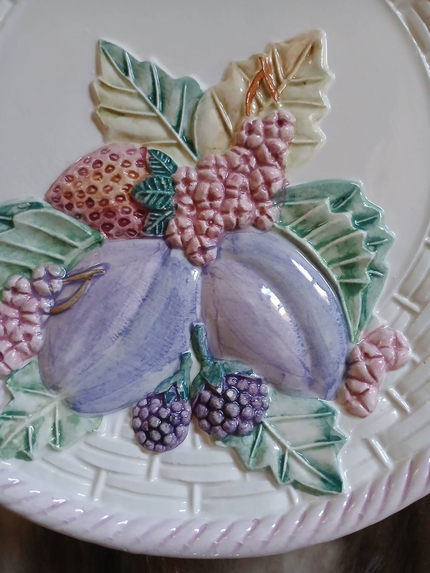 6 antique flat plates in majolica + dish