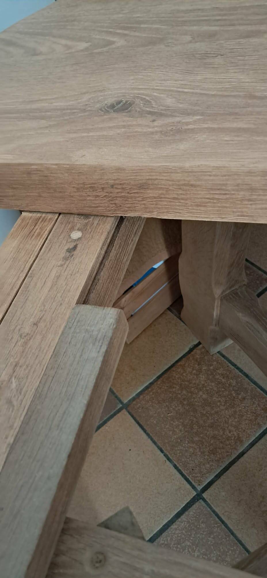 Brutalist round dining table in solid oak by De Puydt – Extendable 120/200