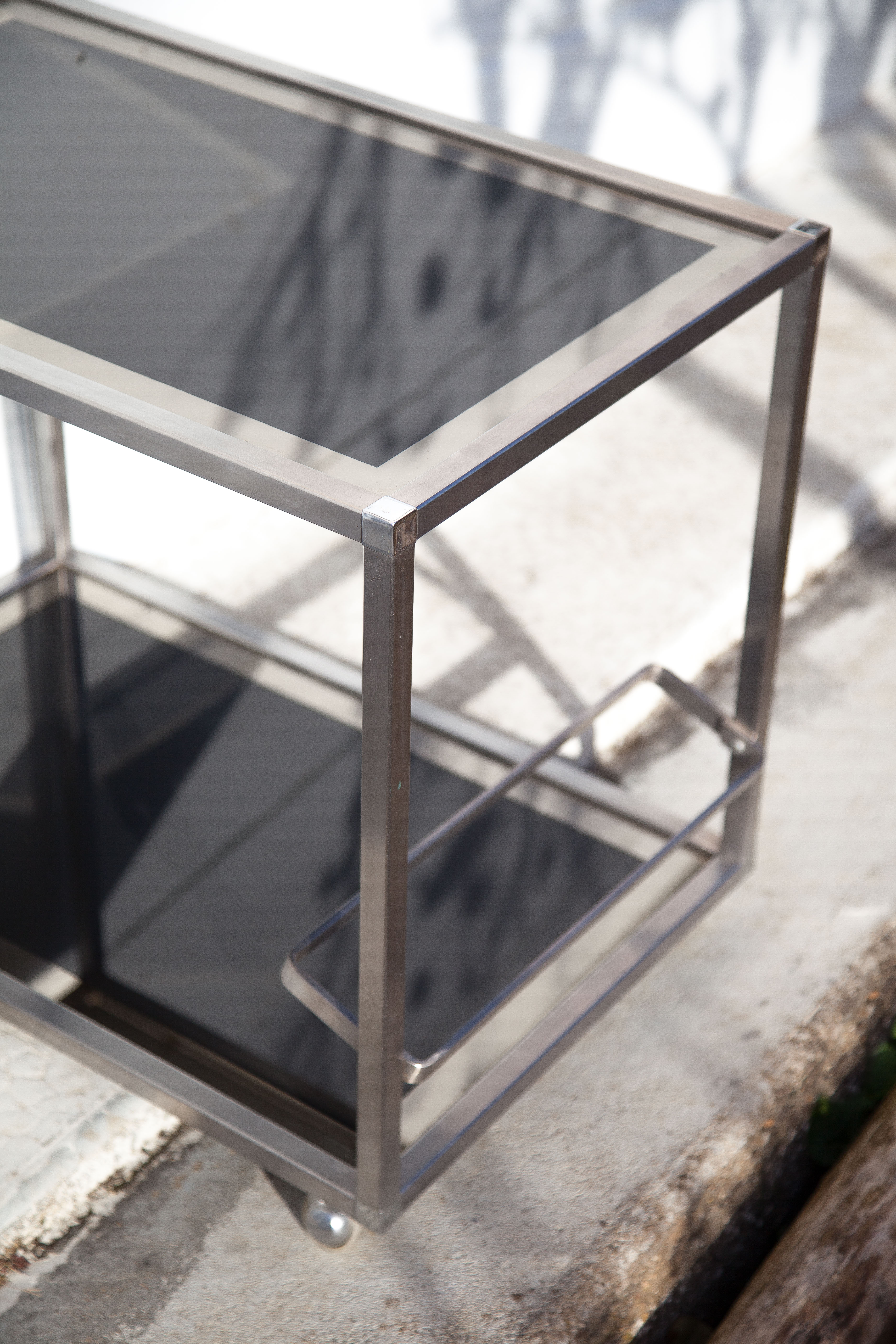 Serving glass mirror and vintage chrome, trolley with wheels, rolling bar, design bauhaus