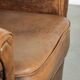 Fauteuil en peau de mouton magnifiquement conçu et confortable, avec un look intemporel et une finition de passepoil assortie.