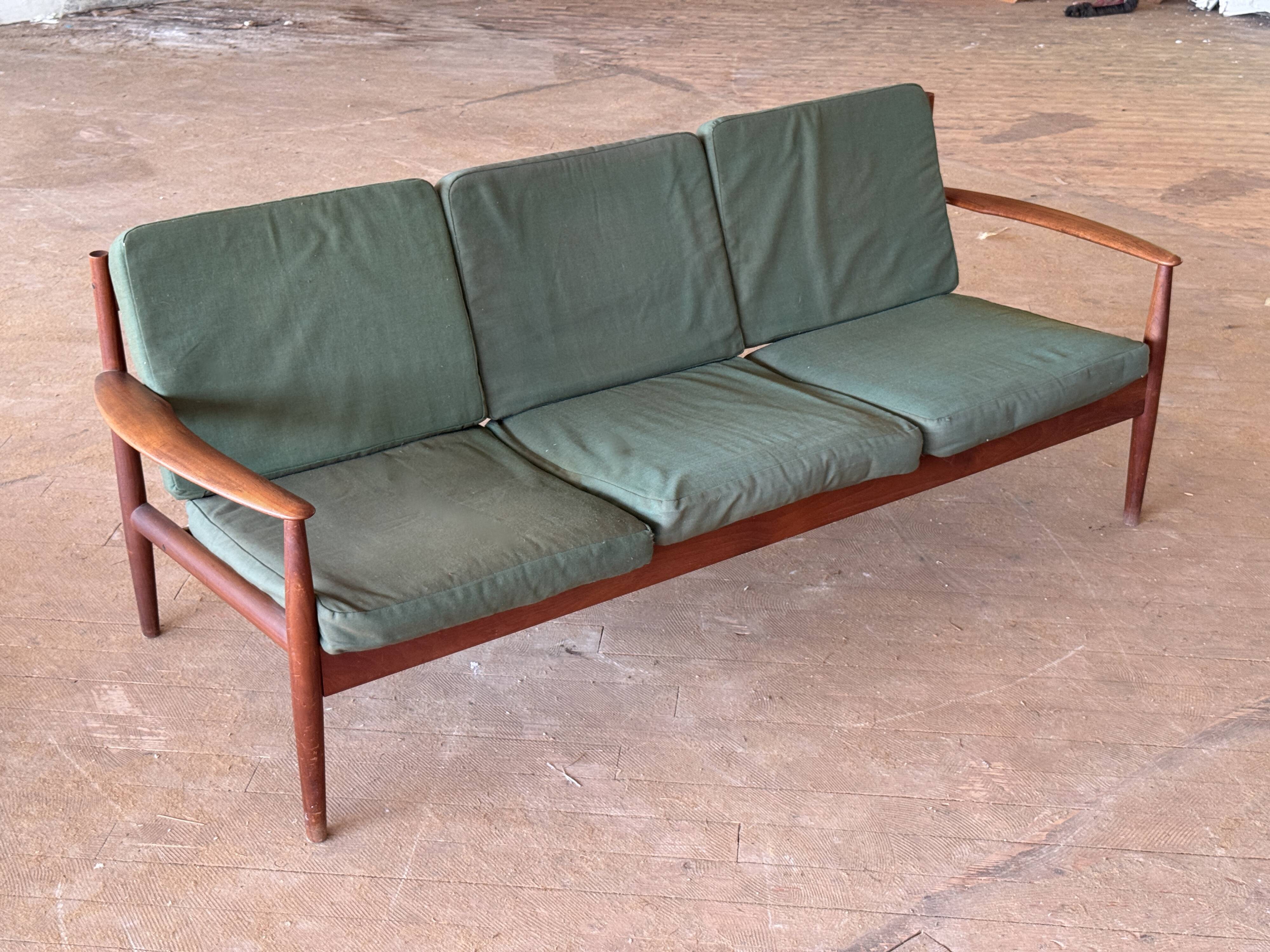 Canapé scandinave par Grete Jalk pour France & Son circa 1960