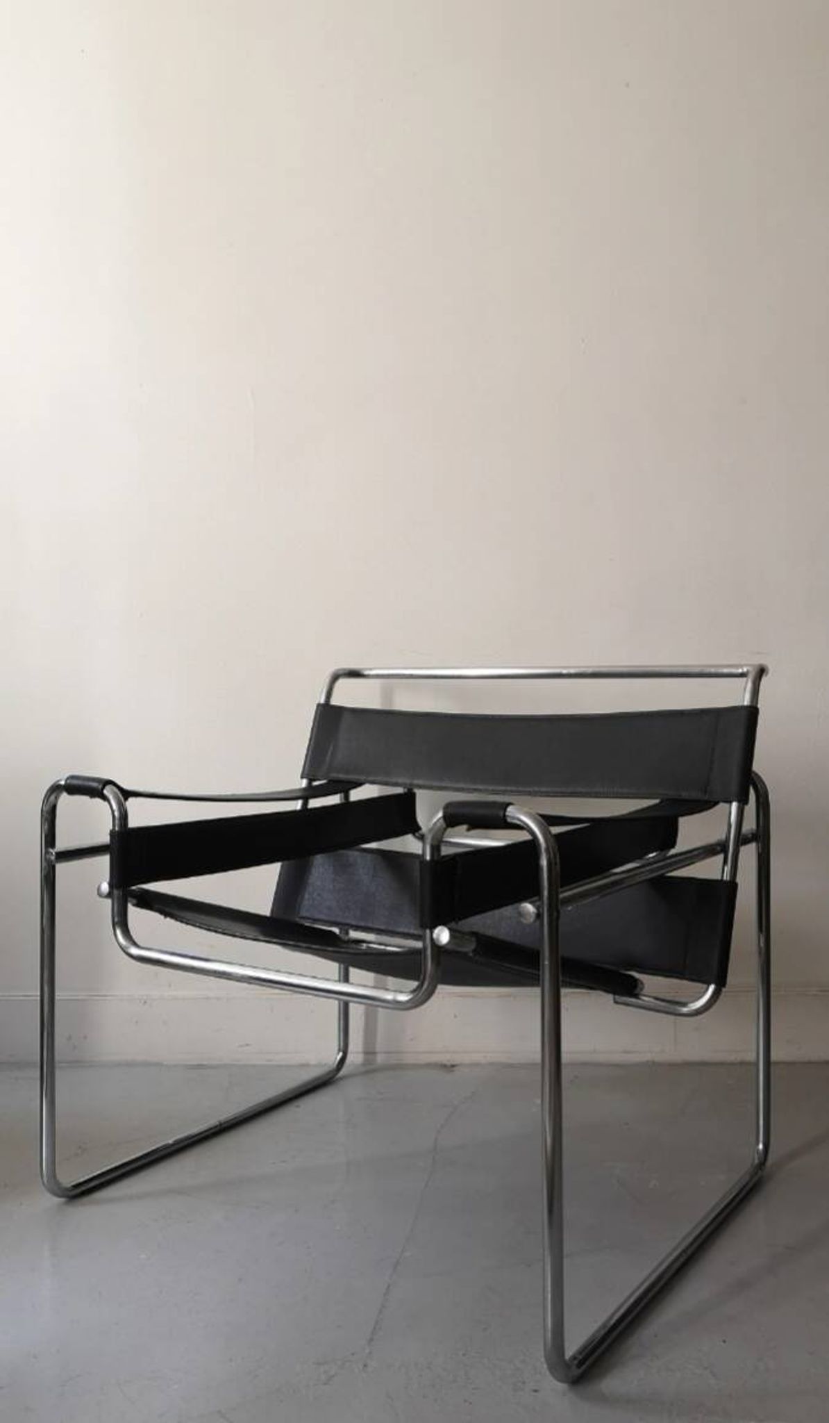 Tubular Wassily armchair in chrome and black leather, Marcel Breuer design 1970