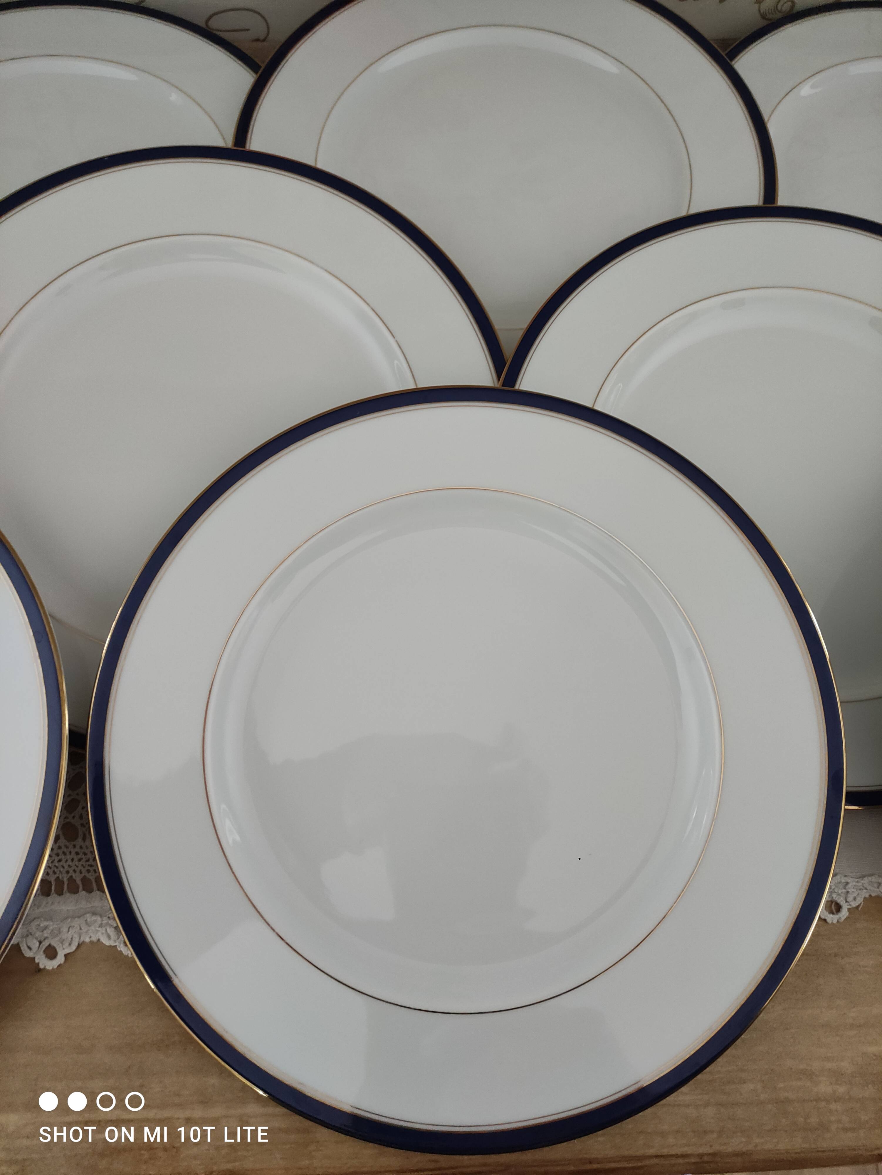 Lot 2 de 12 assiettes en porcelaine de Limoges liseré bleu nuit et doré