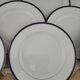 Lot 2 de 12 assiettes en porcelaine de Limoges liseré bleu nuit et doré
