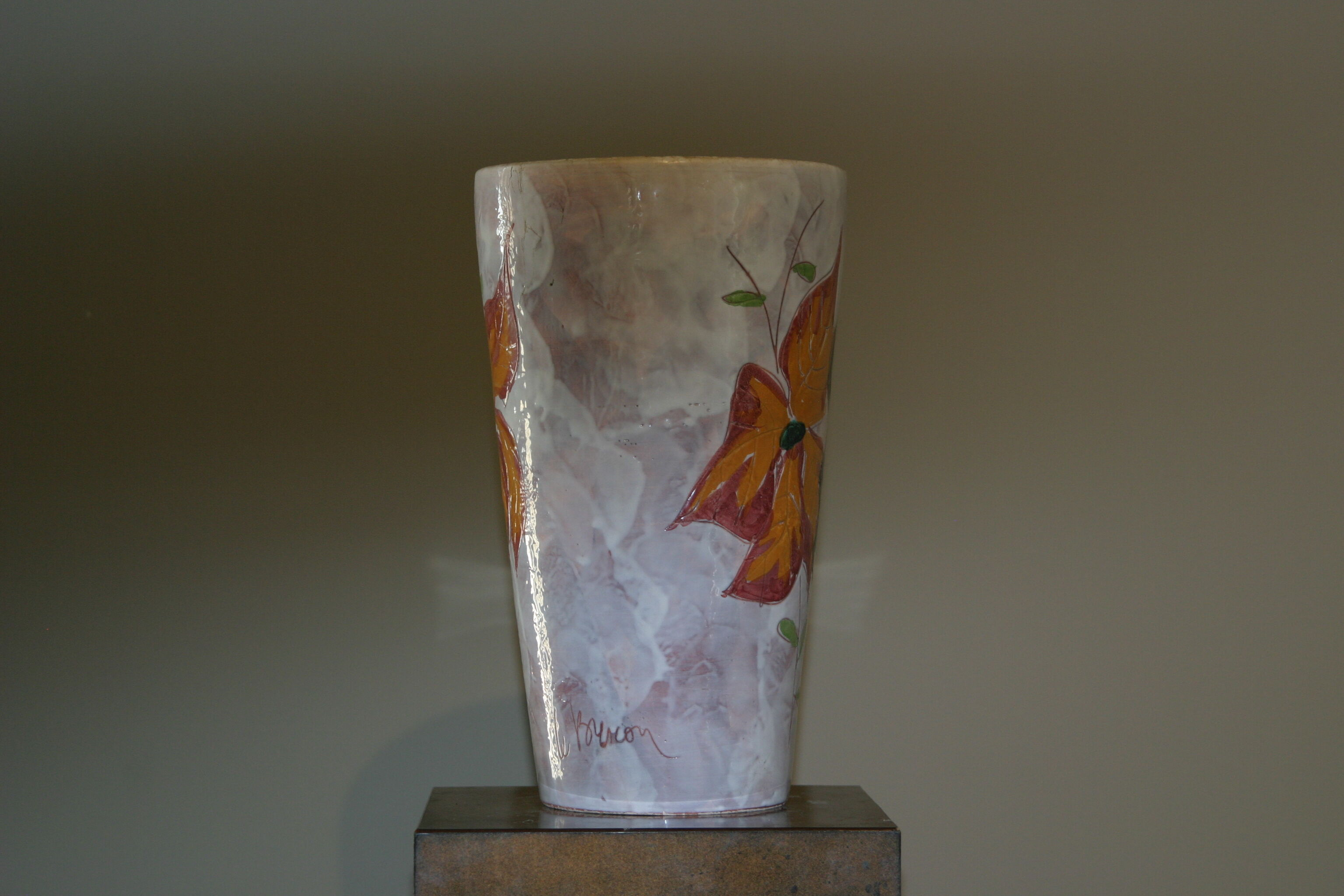Ceramic vase with women's décor