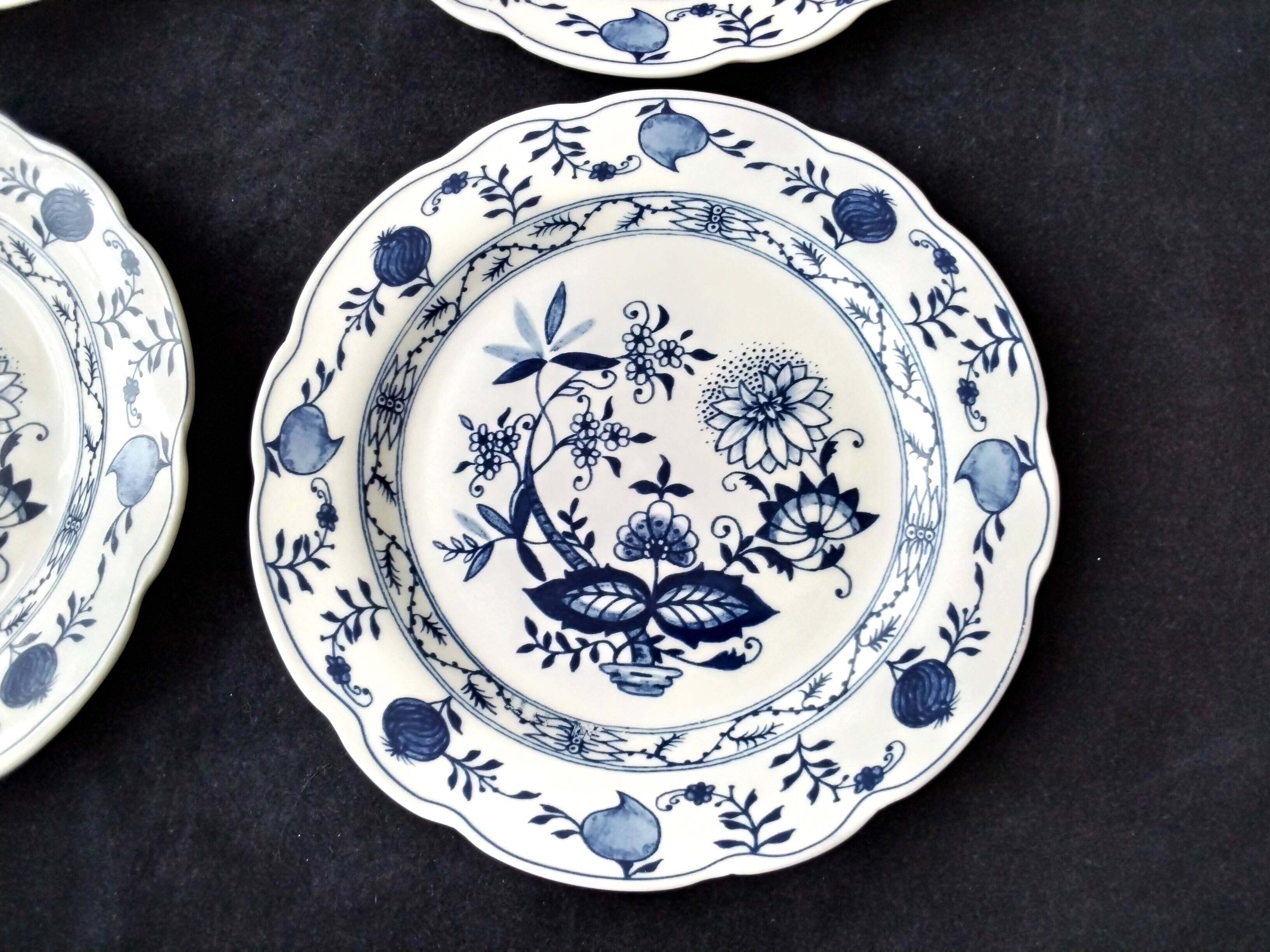 4 Royal Boch dessert plates "Blue Onions" motif