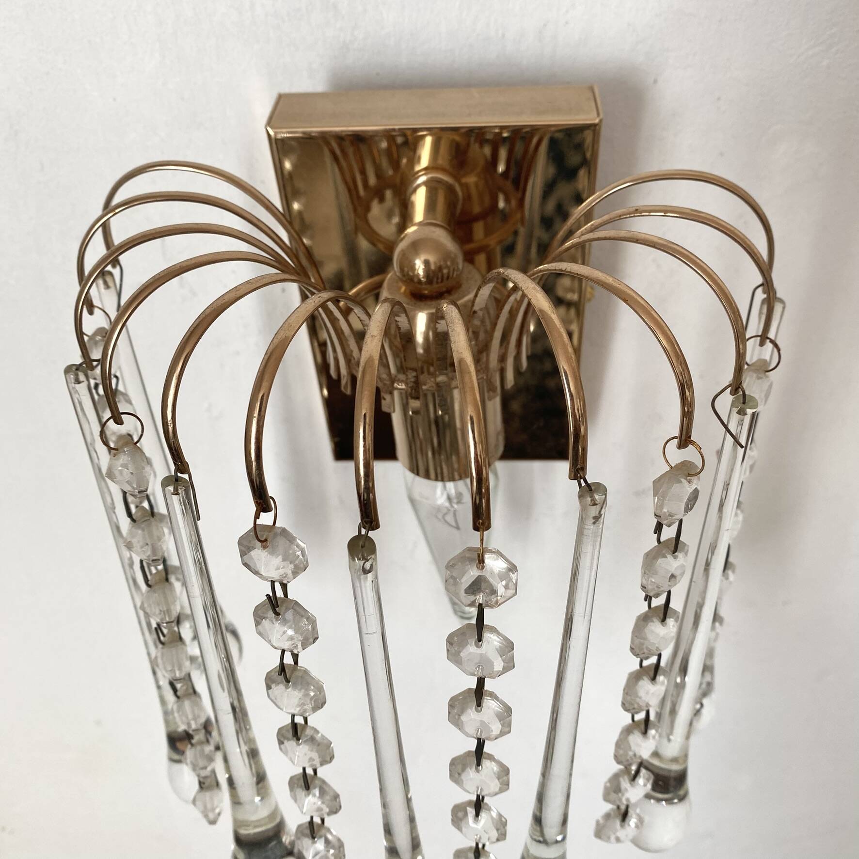 Pair of Italian wall lights Hollywood Regency with pendants and drops.