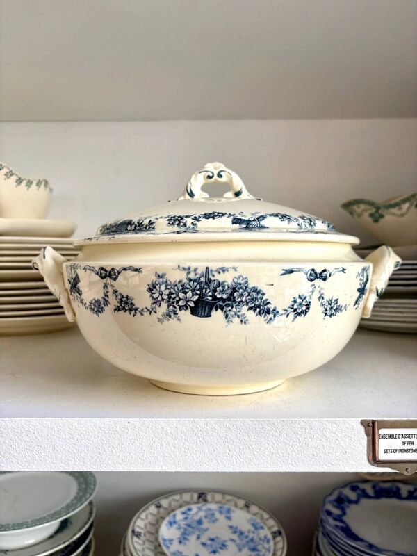 Soupière en terre de fer bleue