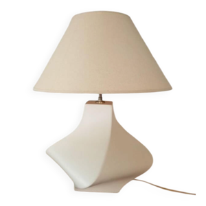 Lampe sculpturale ''Torsade'' en céramique mate – Édition KOSTKA