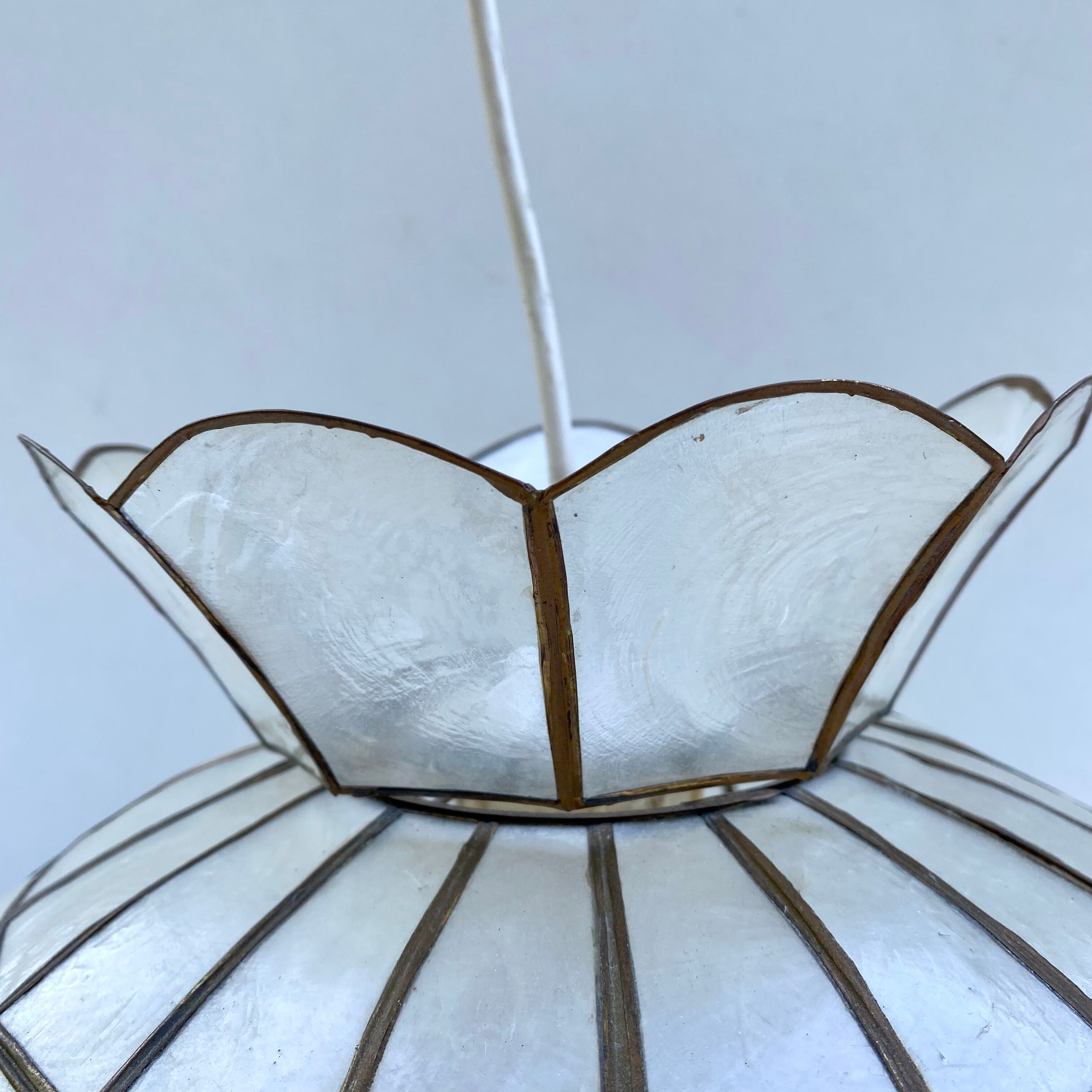 Mother-of-pearl and brass suspension