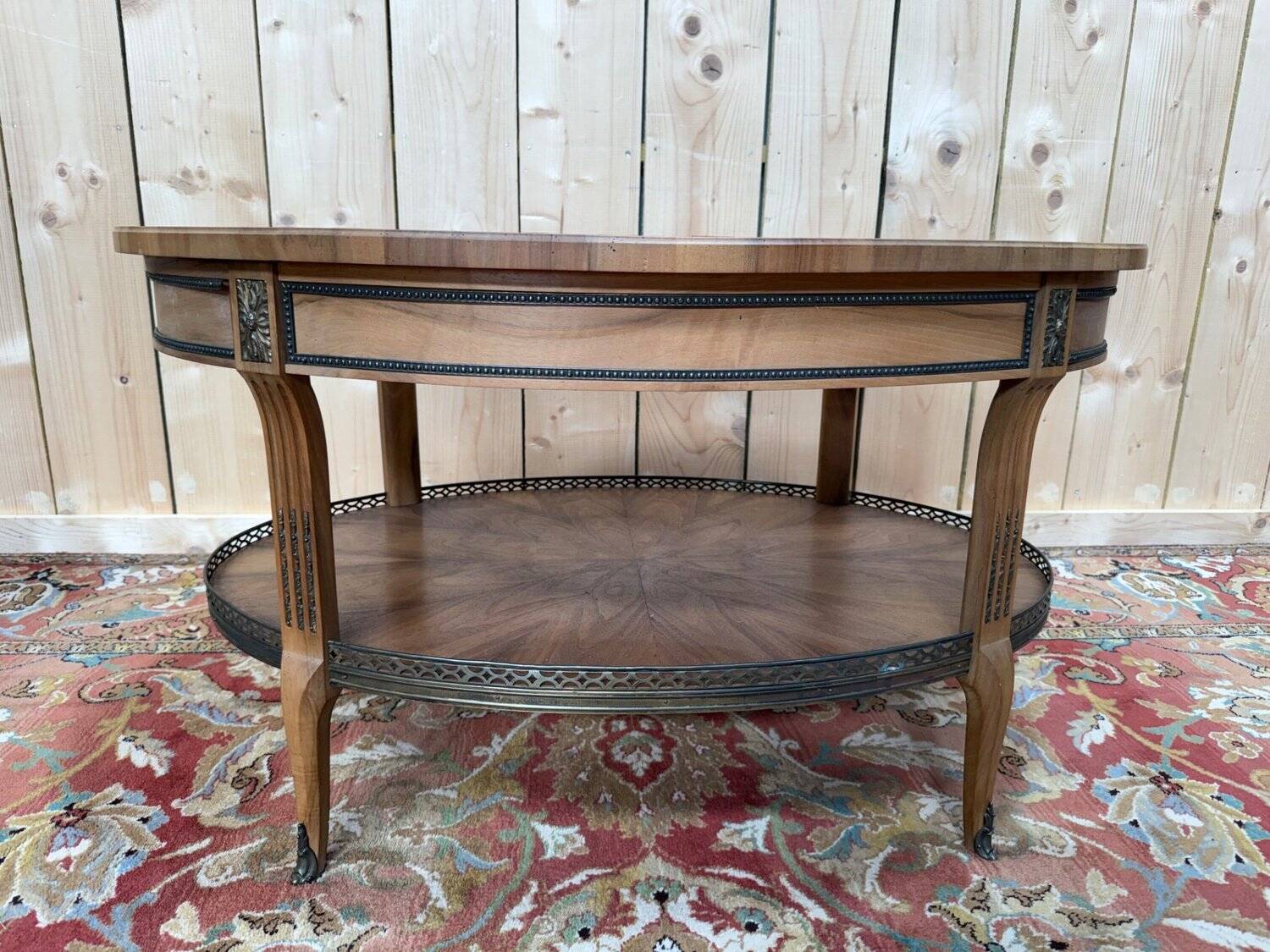 Table basse ovale – Style Louis XVI – Marqueterie, galerie laiton, sabots b