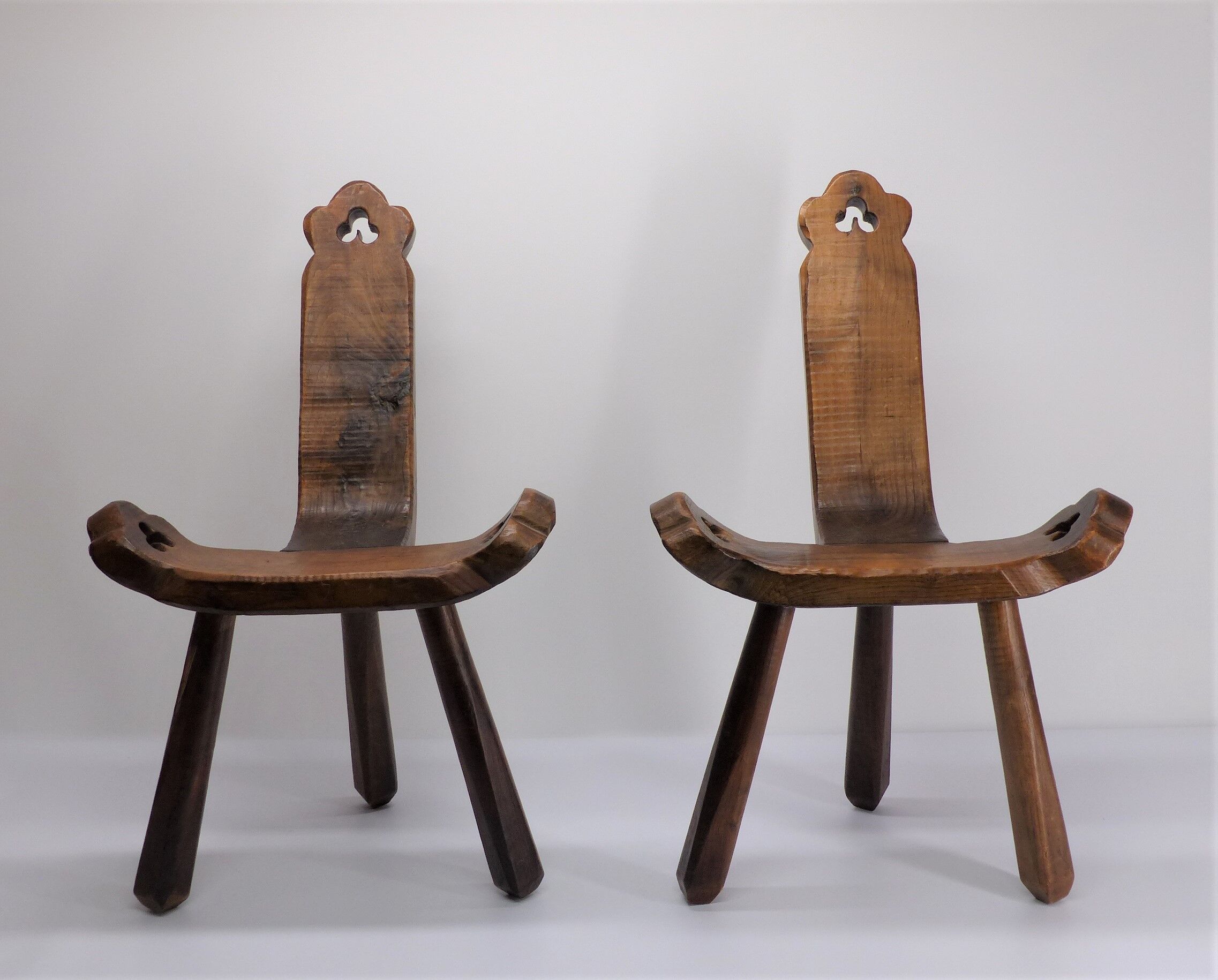 Paire de chaises brutalistes tripodes