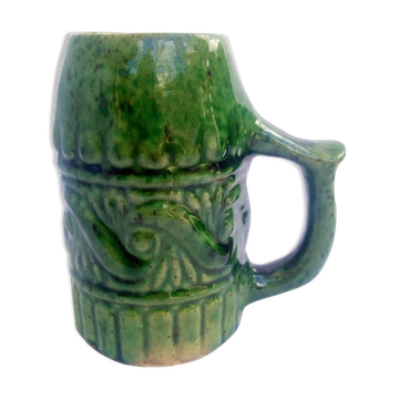 Tasse en céramique verte avec décors