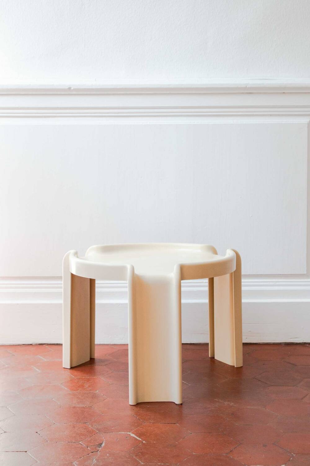 Kartell 4905 beige coffee table design by Giotto Stoppino