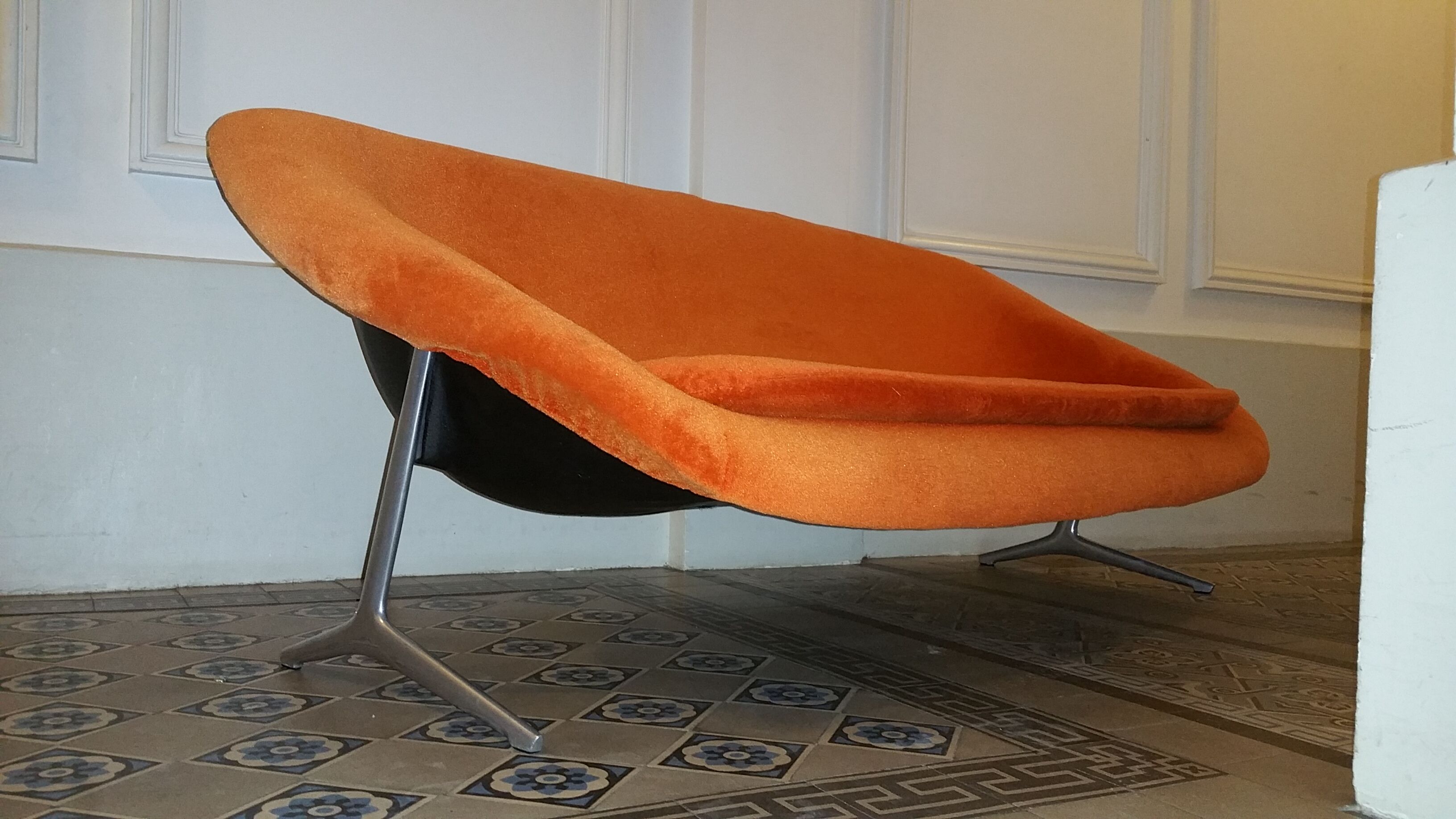 Couch Egg sculptural fibreglass of Walter S. Chenery for Lurashell