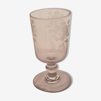 Verre à pied ancien sablé fleurs