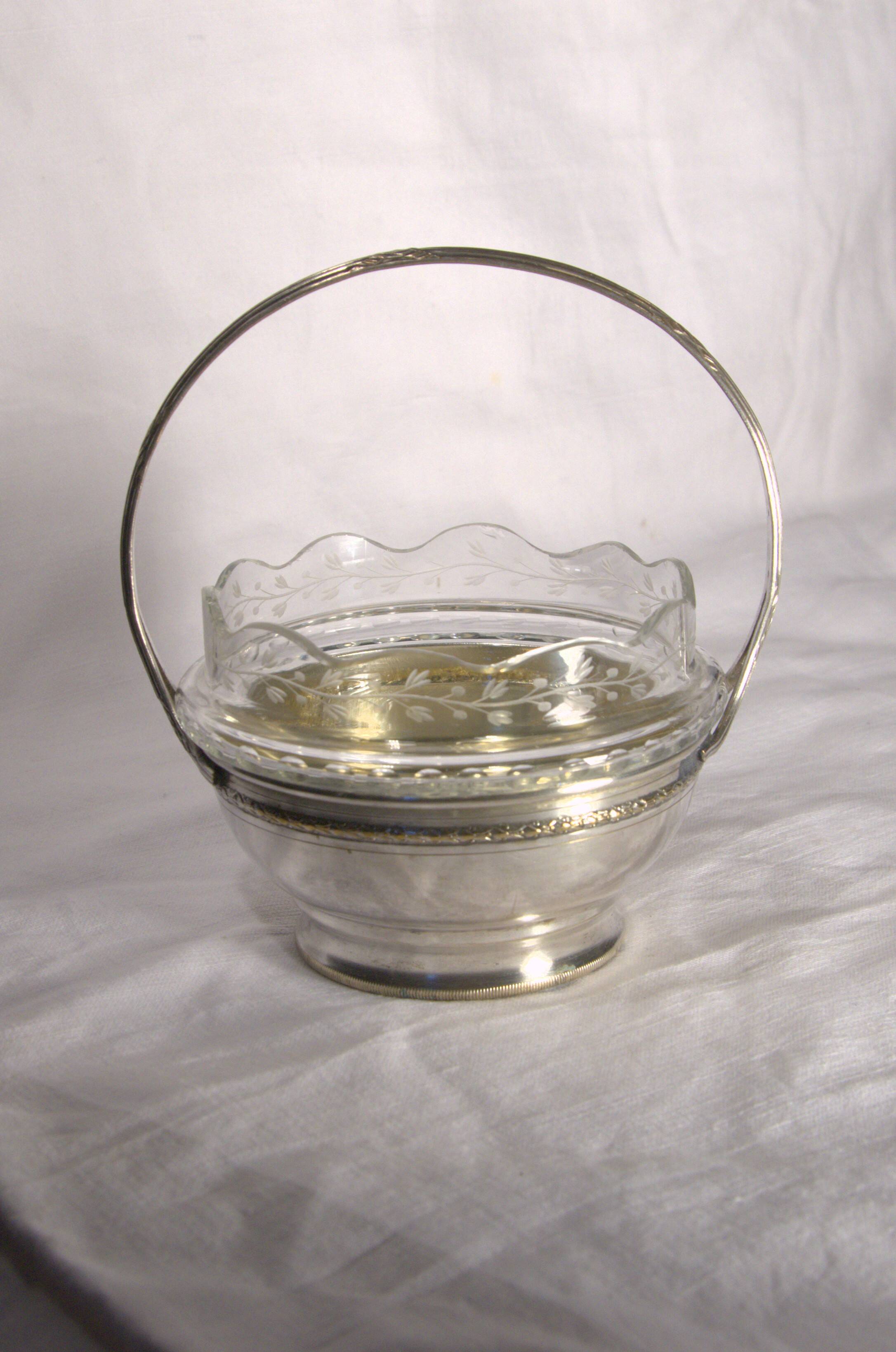 Small cut glass bowl with a handle in silver-plated metal, 13x14cm, early 20th century.
