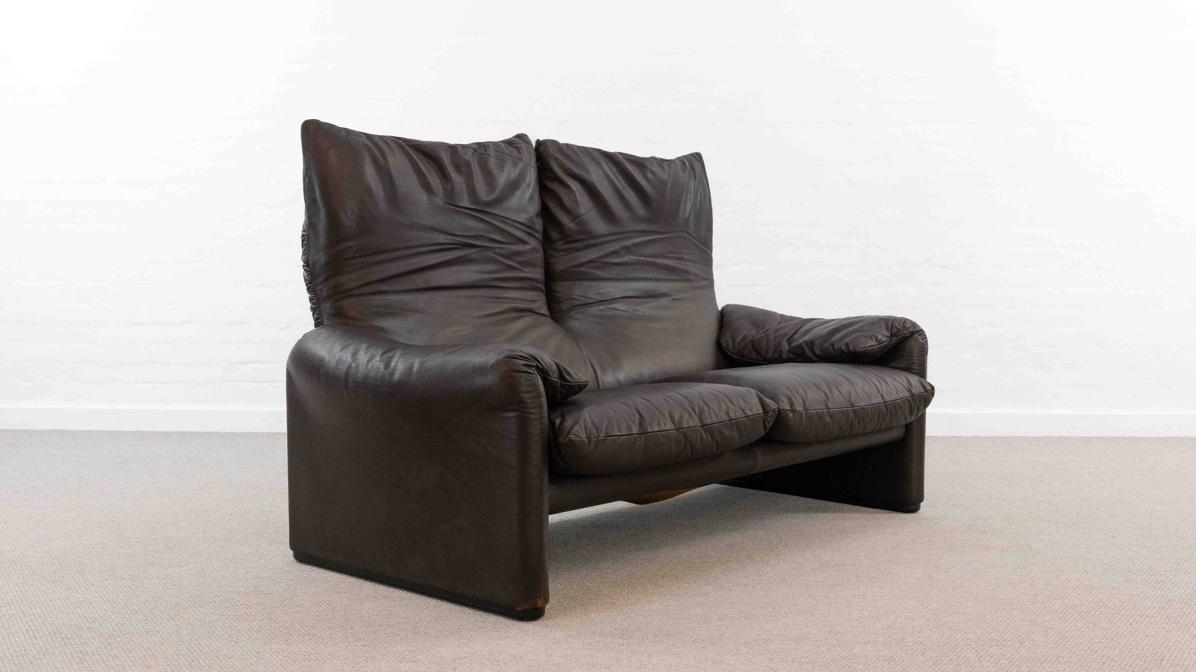 Brown leather 2-seater sofa Cassina Maralunga by Vico Magistretti