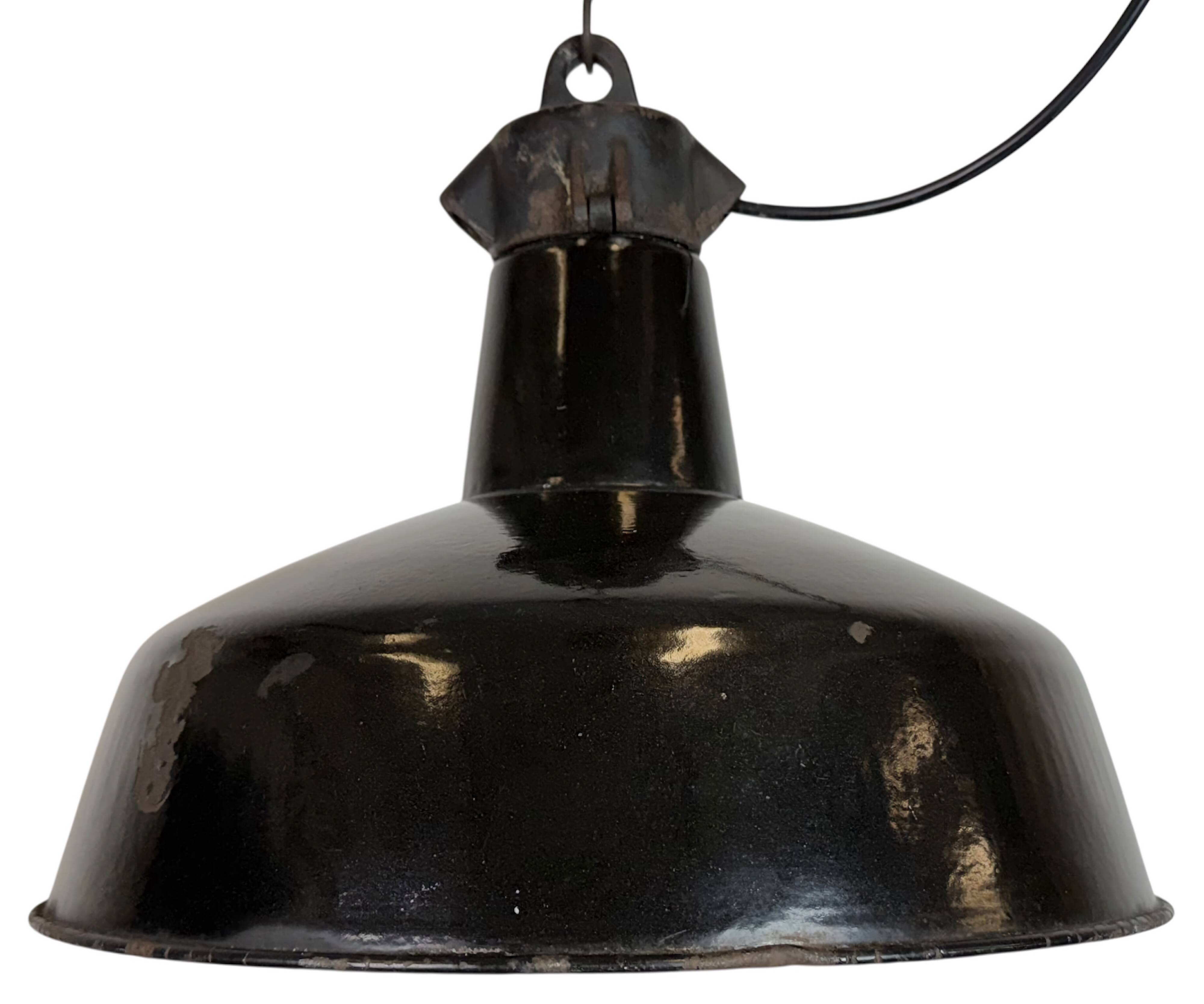 Lampe d'usine industrielle en émail noir avec dessus en fonte, années 1950
