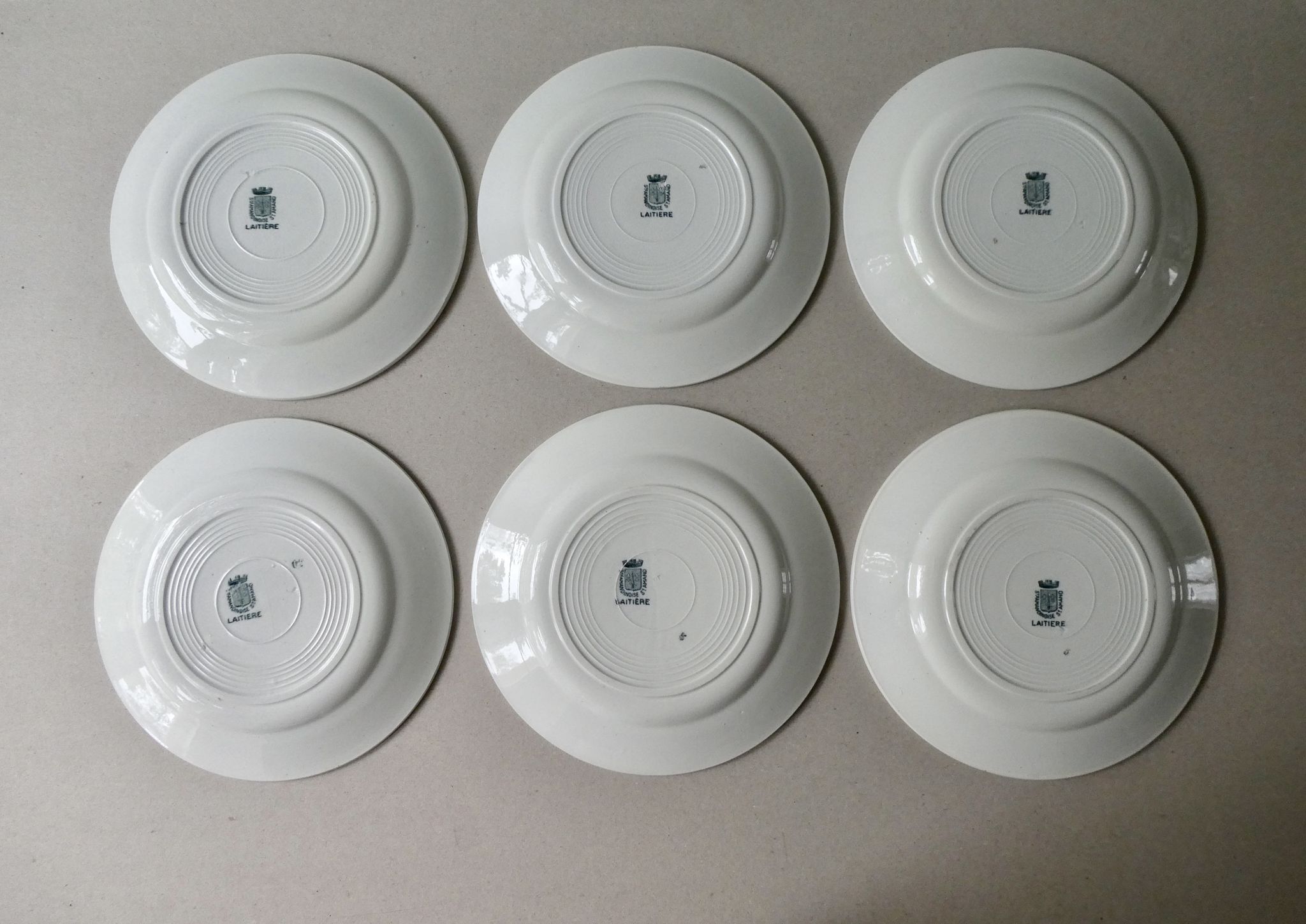6 assiettes plates Saint Amand, décor la laitière