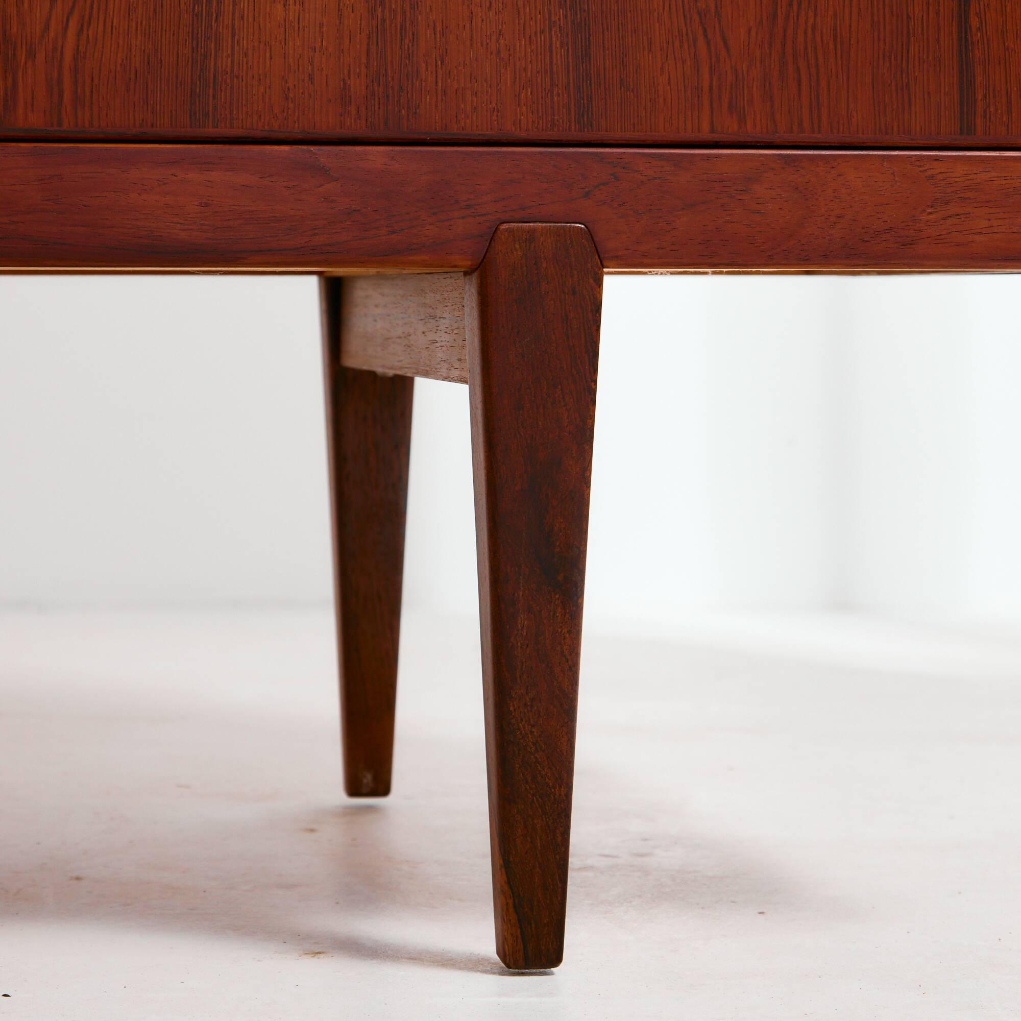 MK10673 Restored rosewood sideboard by Henry Rosengren Hansen for Brande Mø