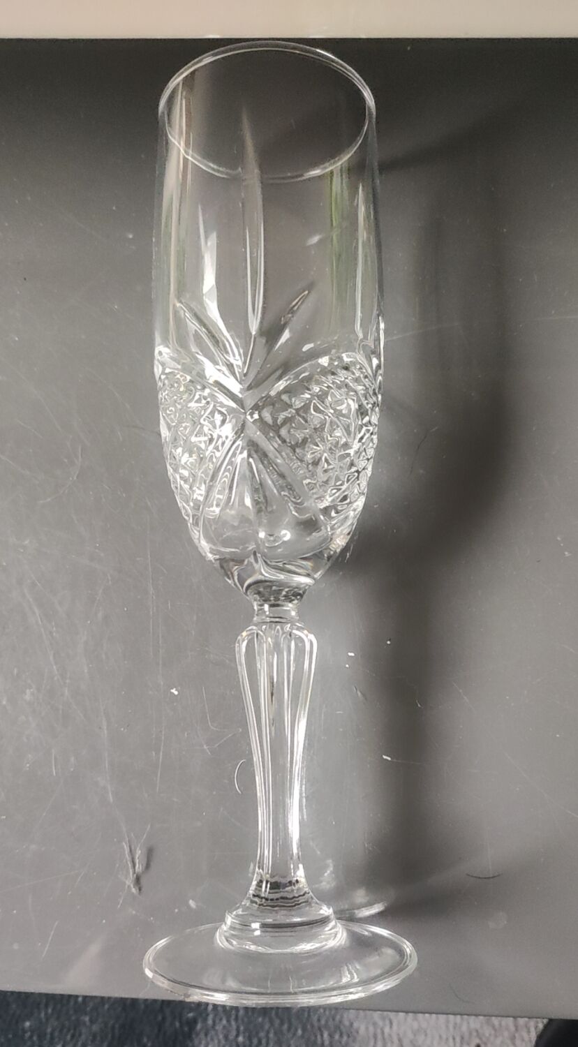 Lot of 4 large crystal flutes. Signed Arc. Height 20 cm.
