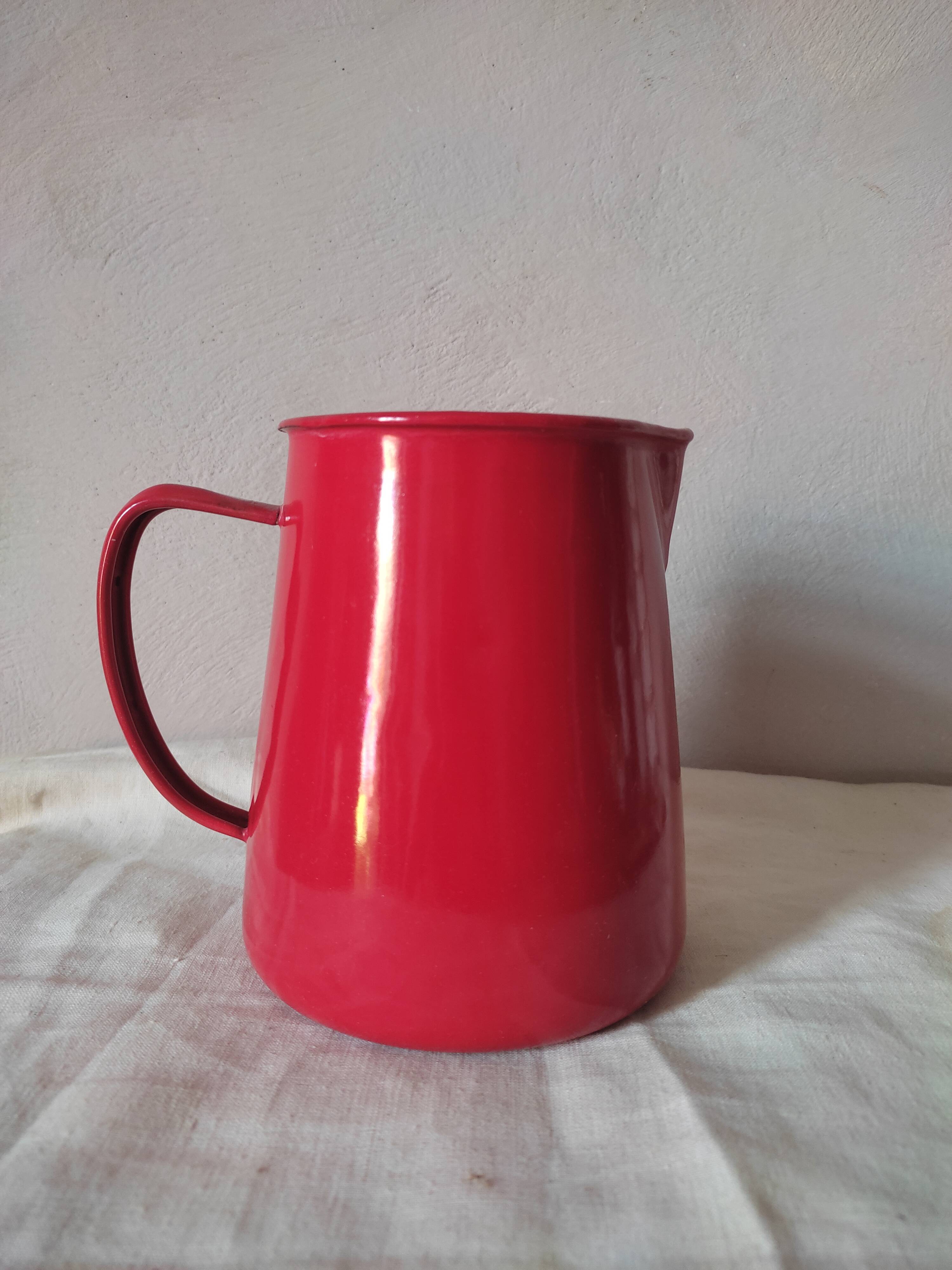 Enamelled metal pourer