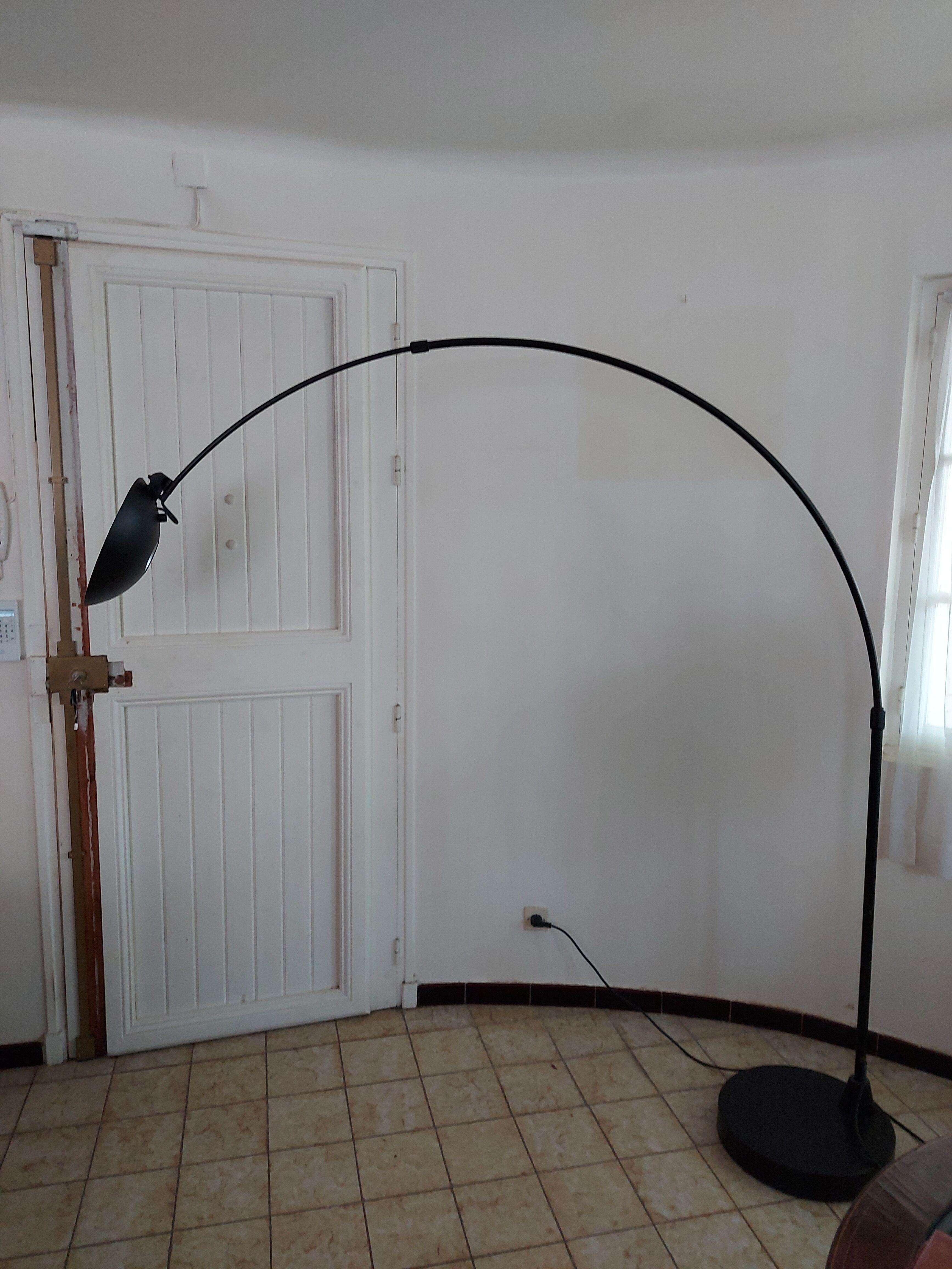 Lampadaire noir arqué Leonardo Marelli pour Estiluz vintage 1980'S