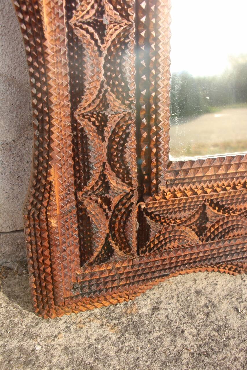 Tramp Art mirror from the 19th century in hand-carved wood.