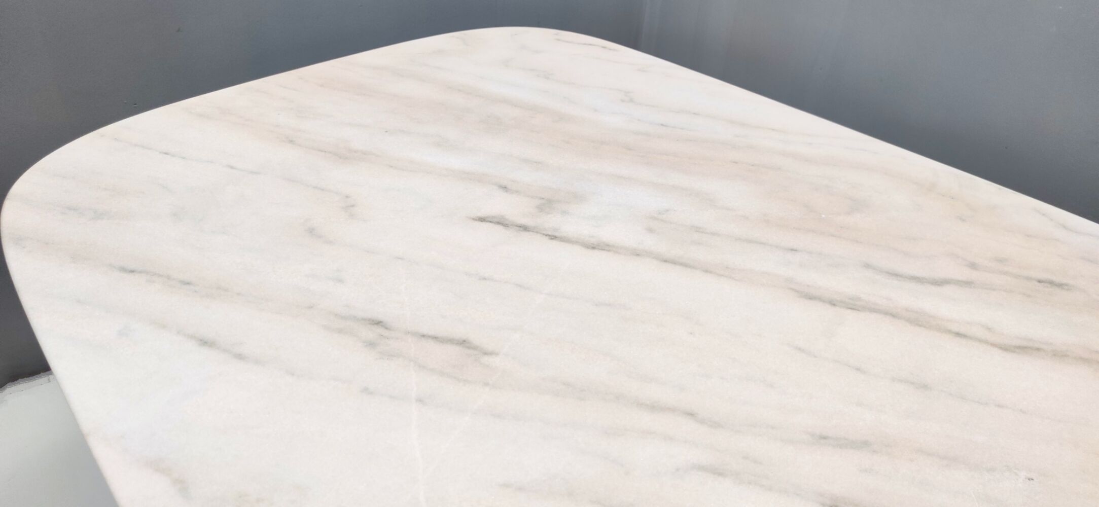 Dining table with a portuguese pink marble top
