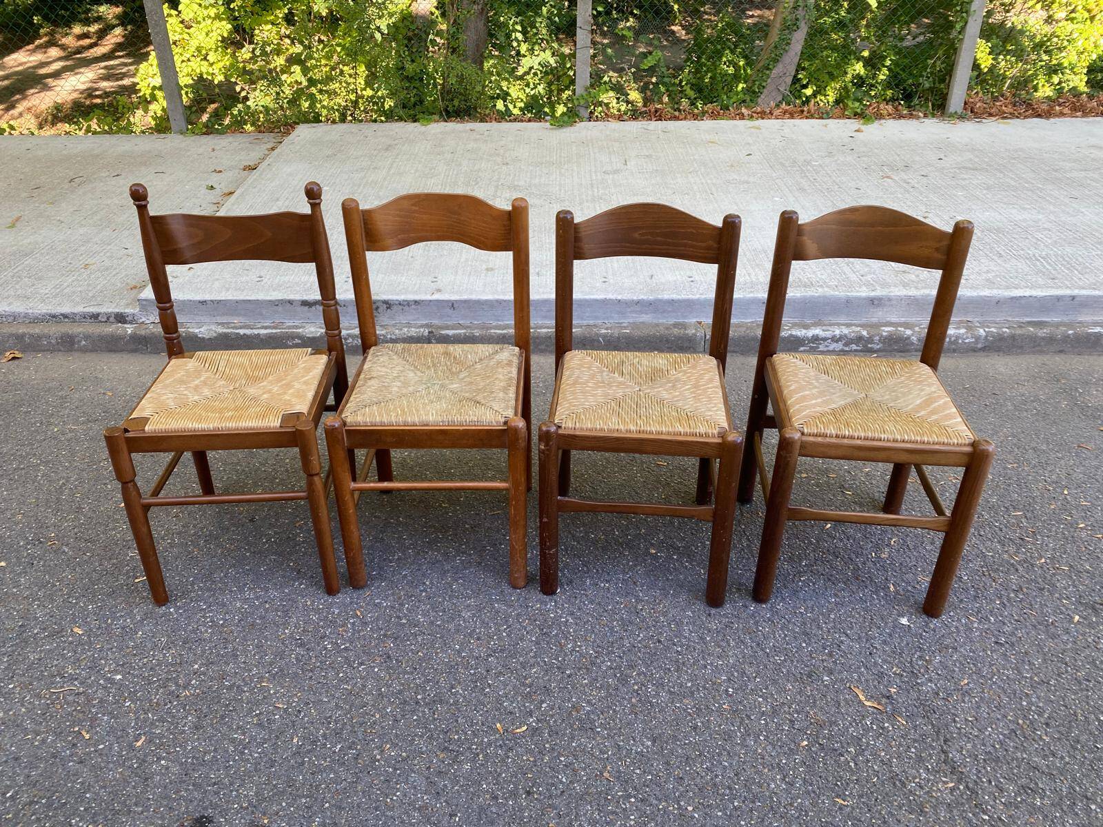 Set of 4 vintage chairs in solid wood and straw — Brutalist / rustic style