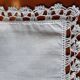 Napperon carré en coton blanc. Bordure au crochet fin, fait main. Années 50.