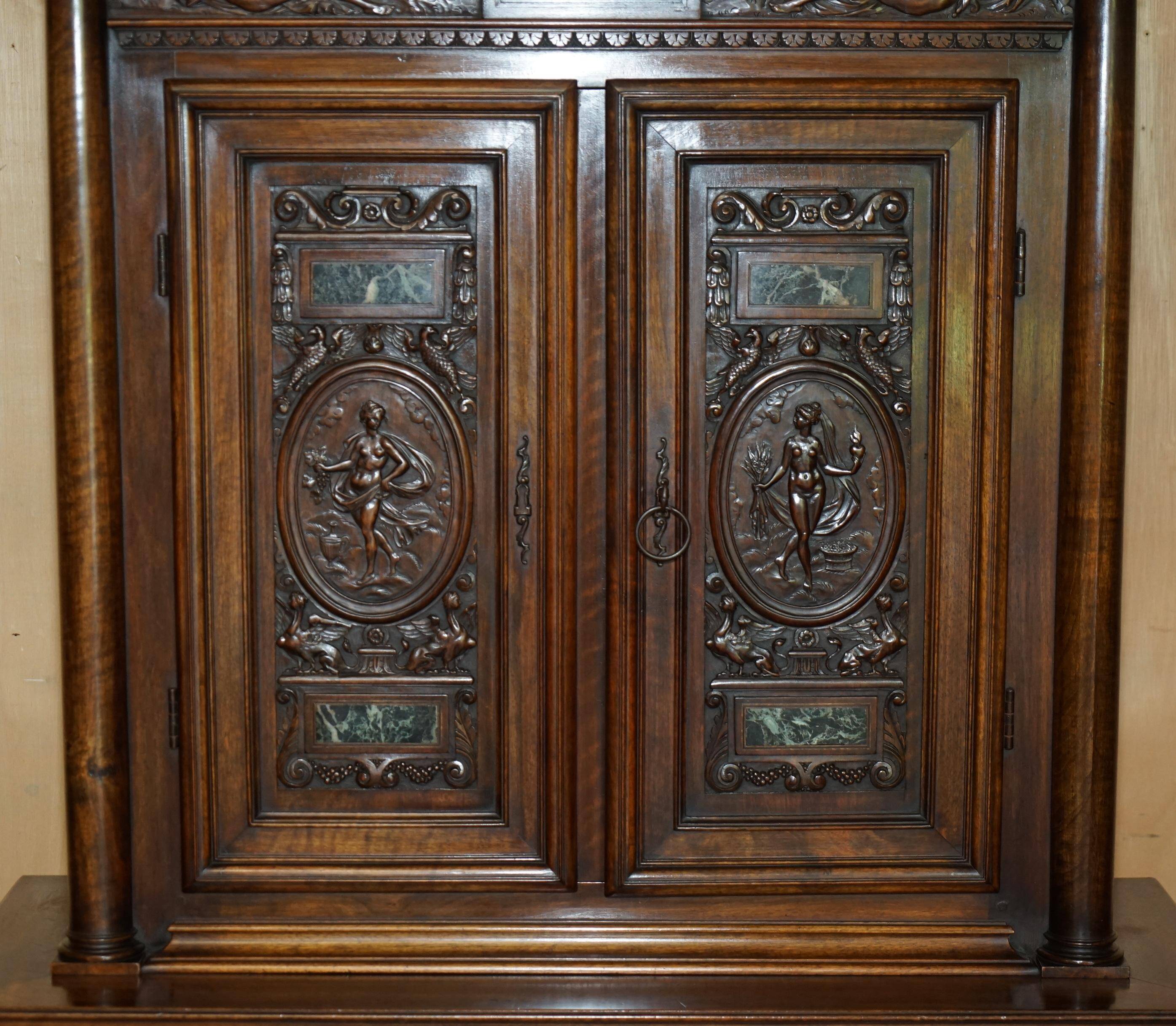 Cabinet Louis XIII revival en noyer et marbre sculpté