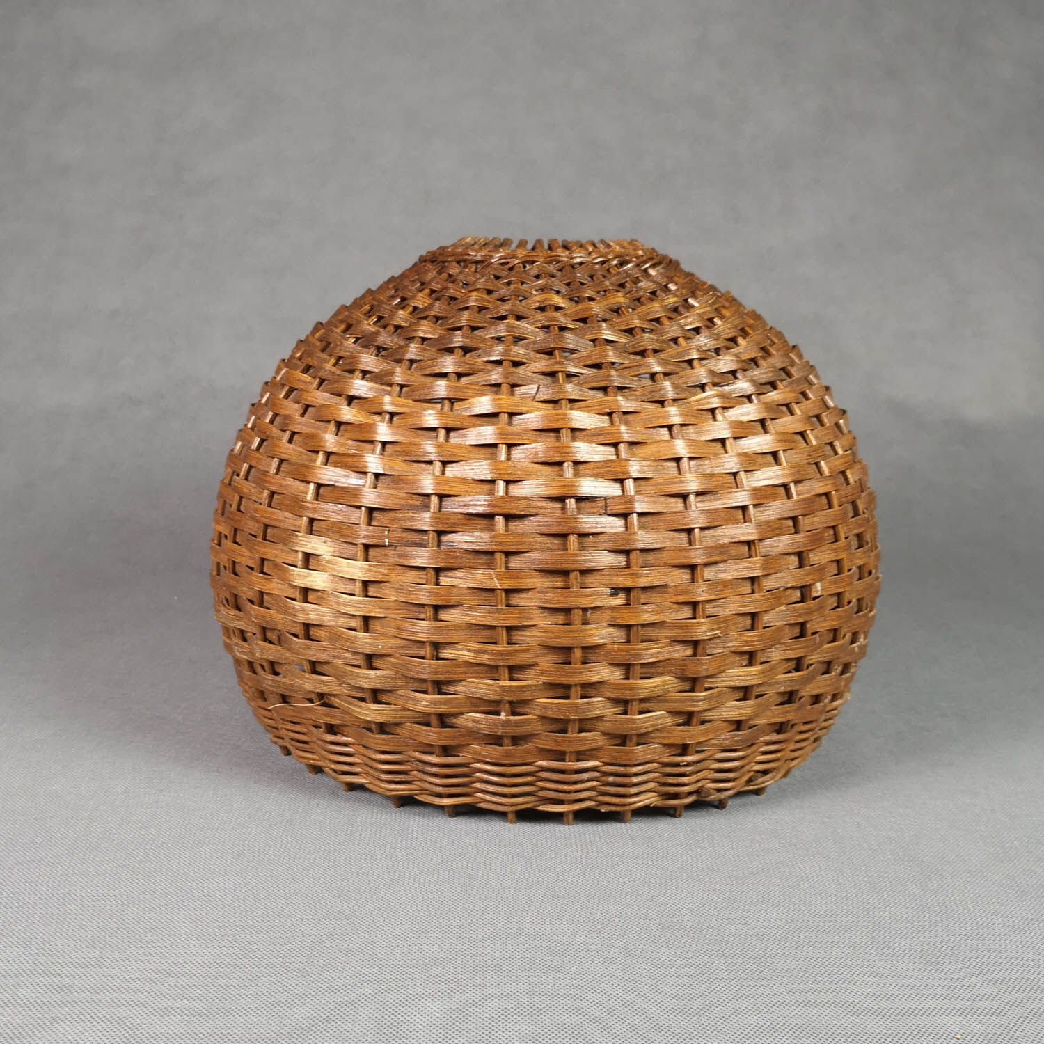 Vintage wicker ball suspension