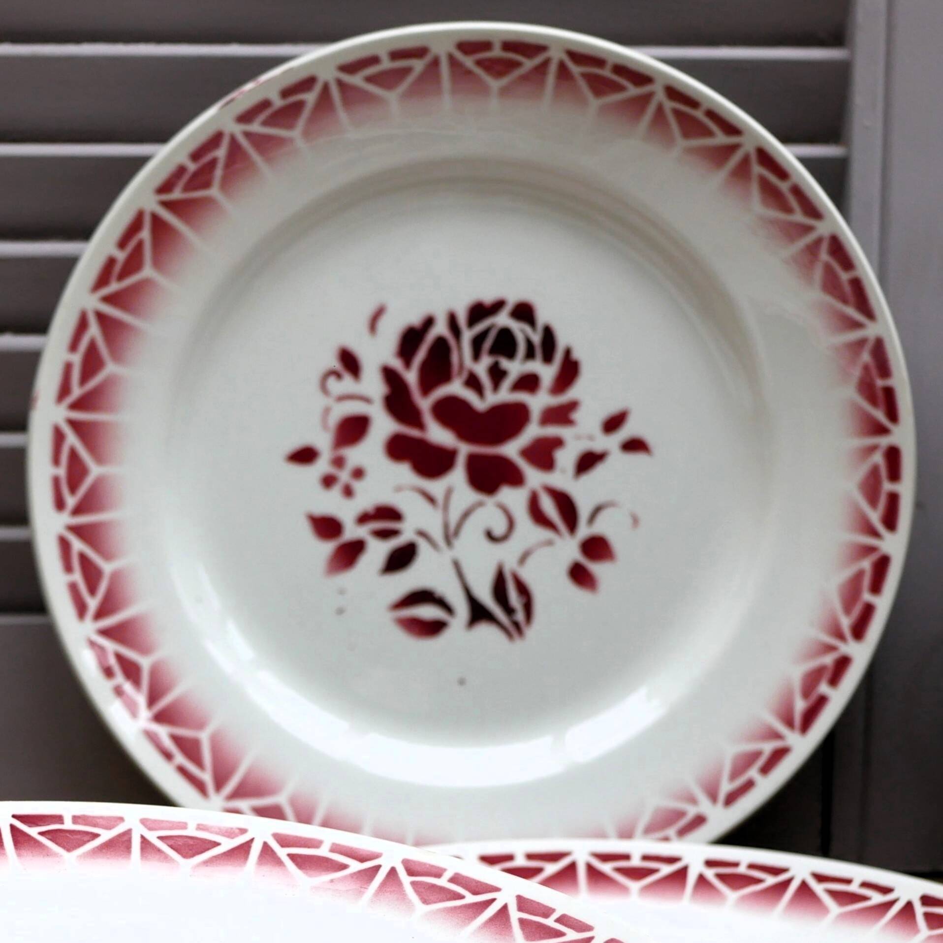 Ensemble de 6 assiettes Art Déco St Amand en grès rouge, motif "Nina"