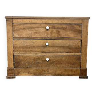 Walnut chest of drawers