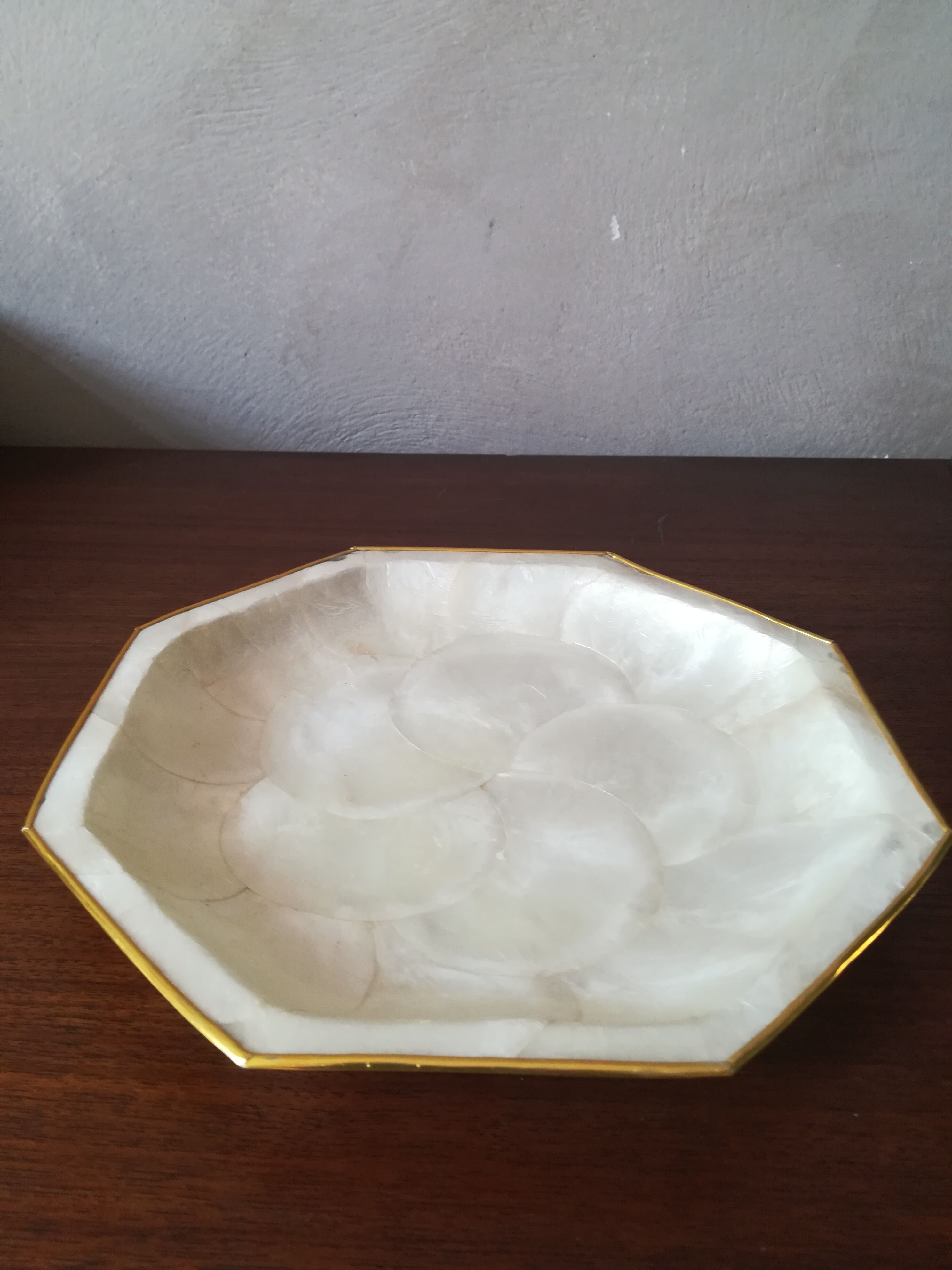 Mother-of-pearl plate