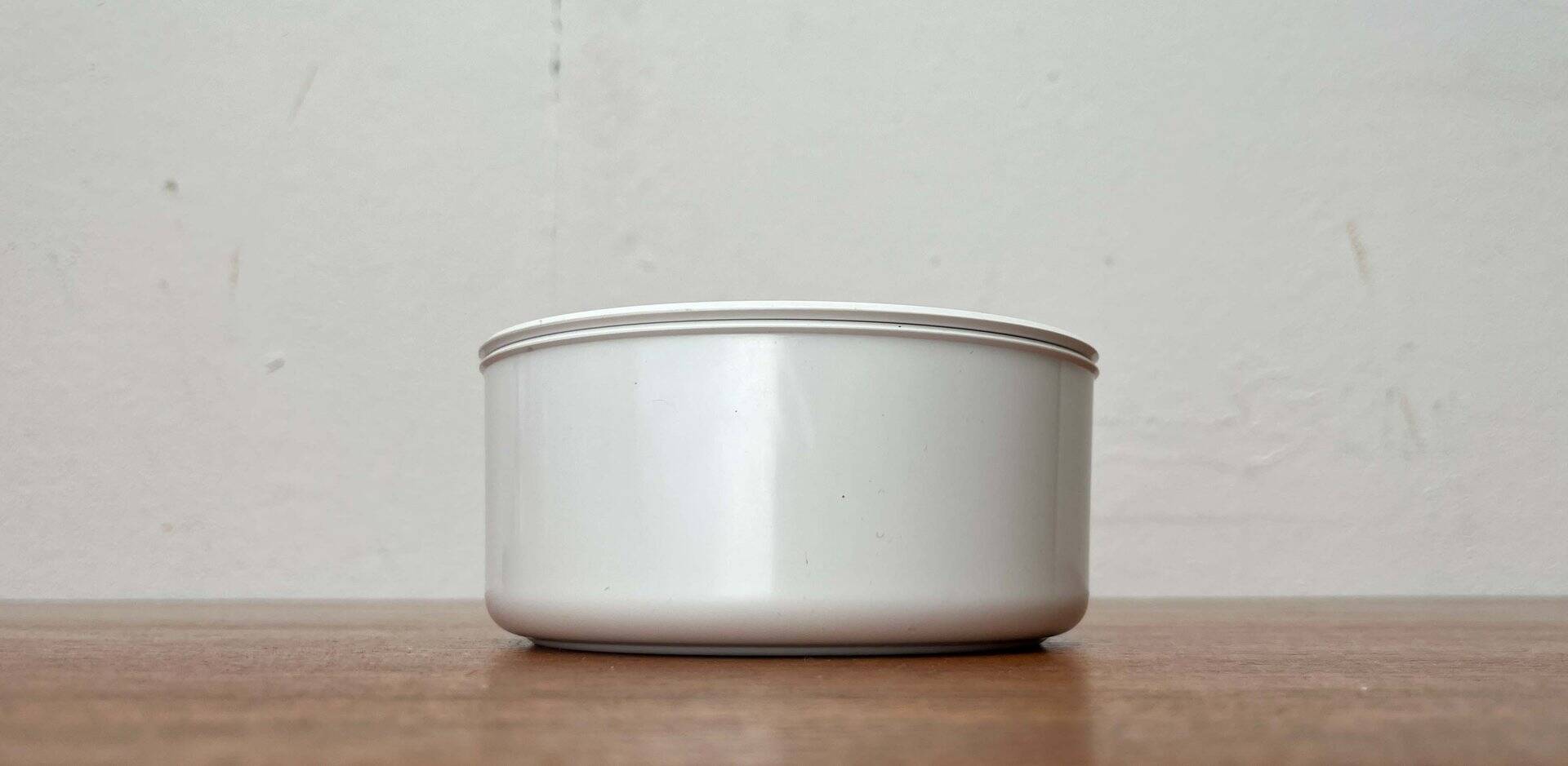 White melamine ashtray, mid-century Swedish design by Gunnar Larson for Gustavsberg, 1960s.